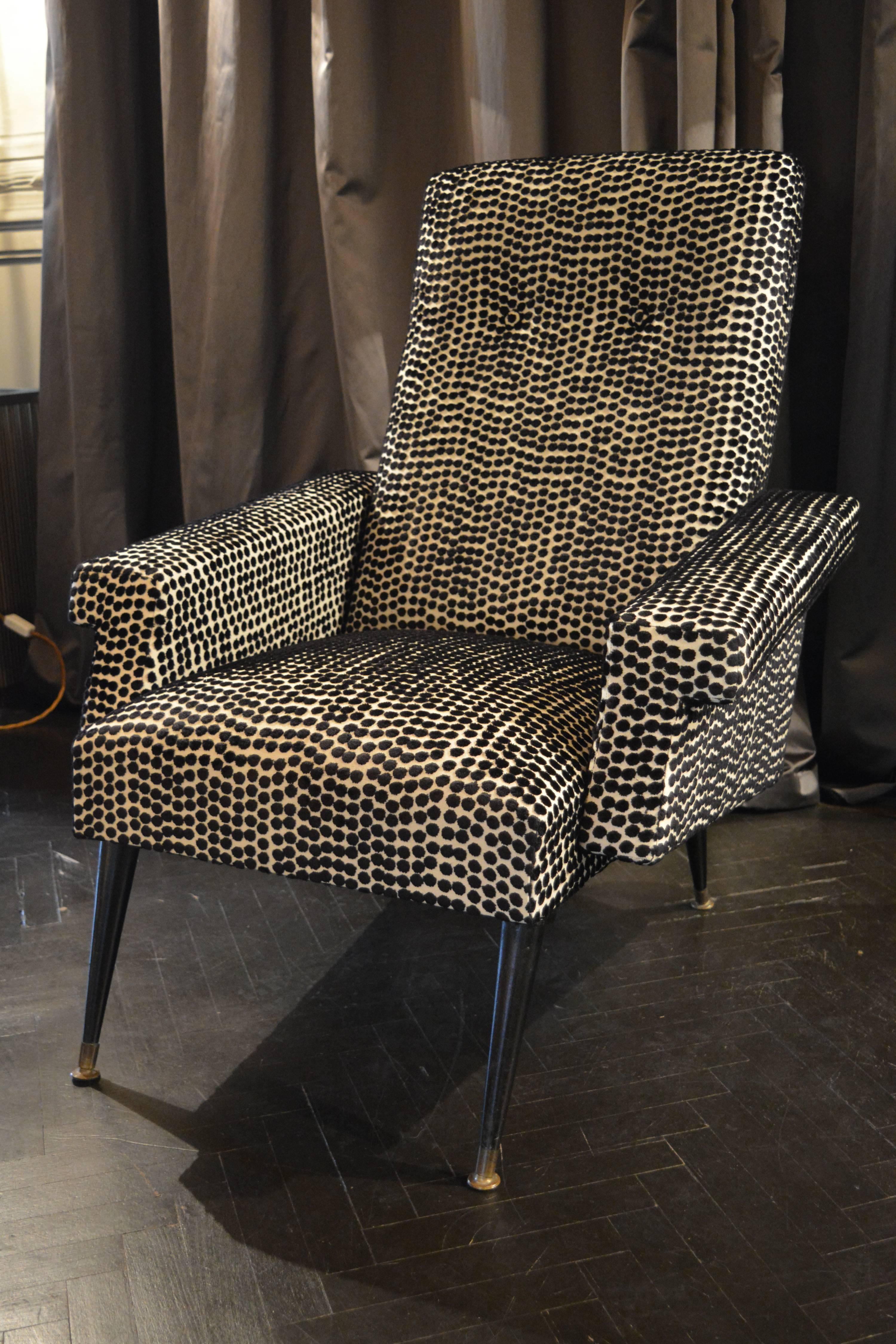 Newly reupholstered in black and white velvet polka dot, blackwood feets with brass details.