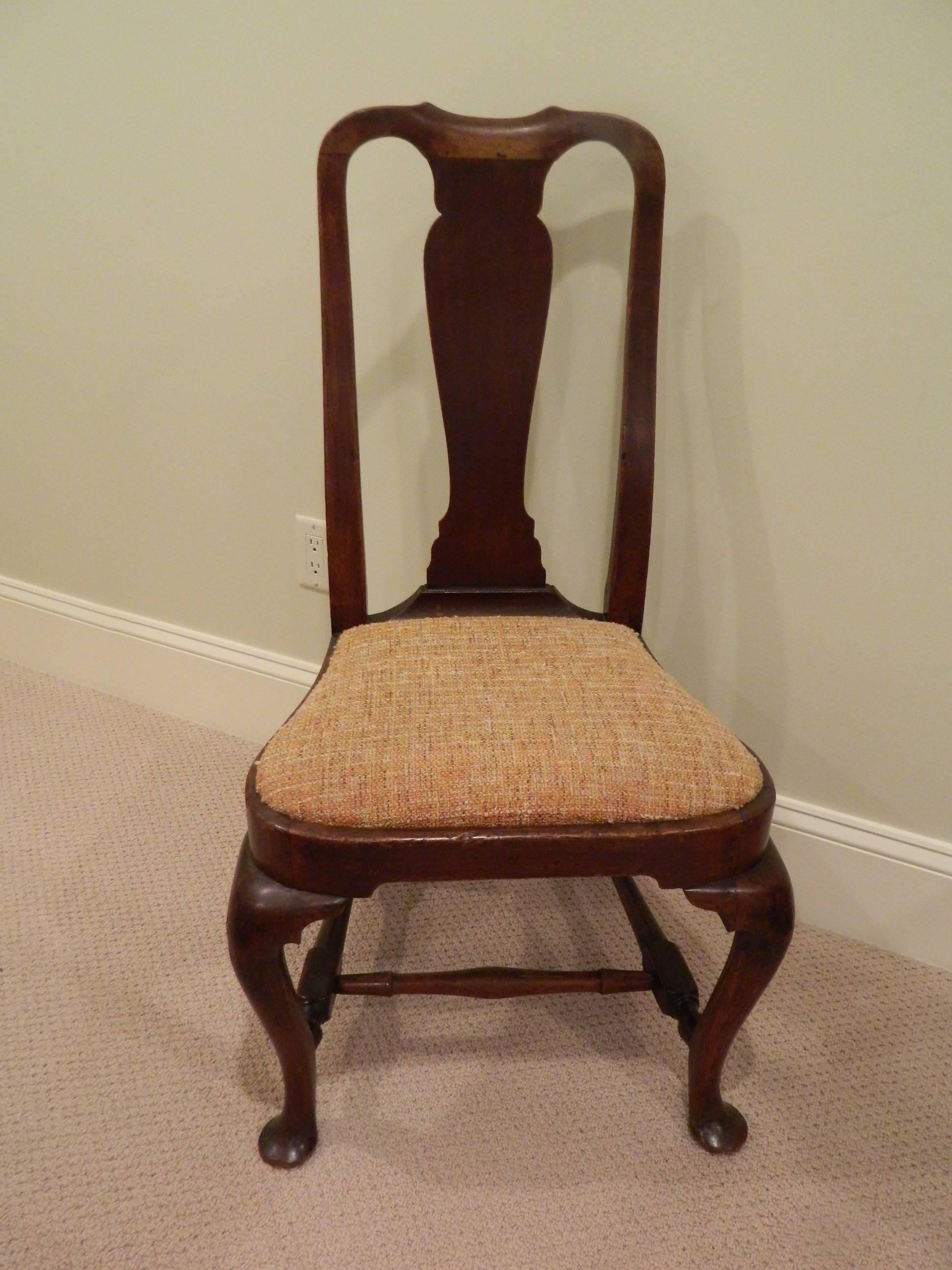 American Queen Anne walnut side chair, New England, circa 1740-1760. The shaped crestrail and tapering shaped side stiles enclosing a parrot splat above a shaped drop-in seat and shaped seat rails, raised on cabriole legs ending with pad feet joined
