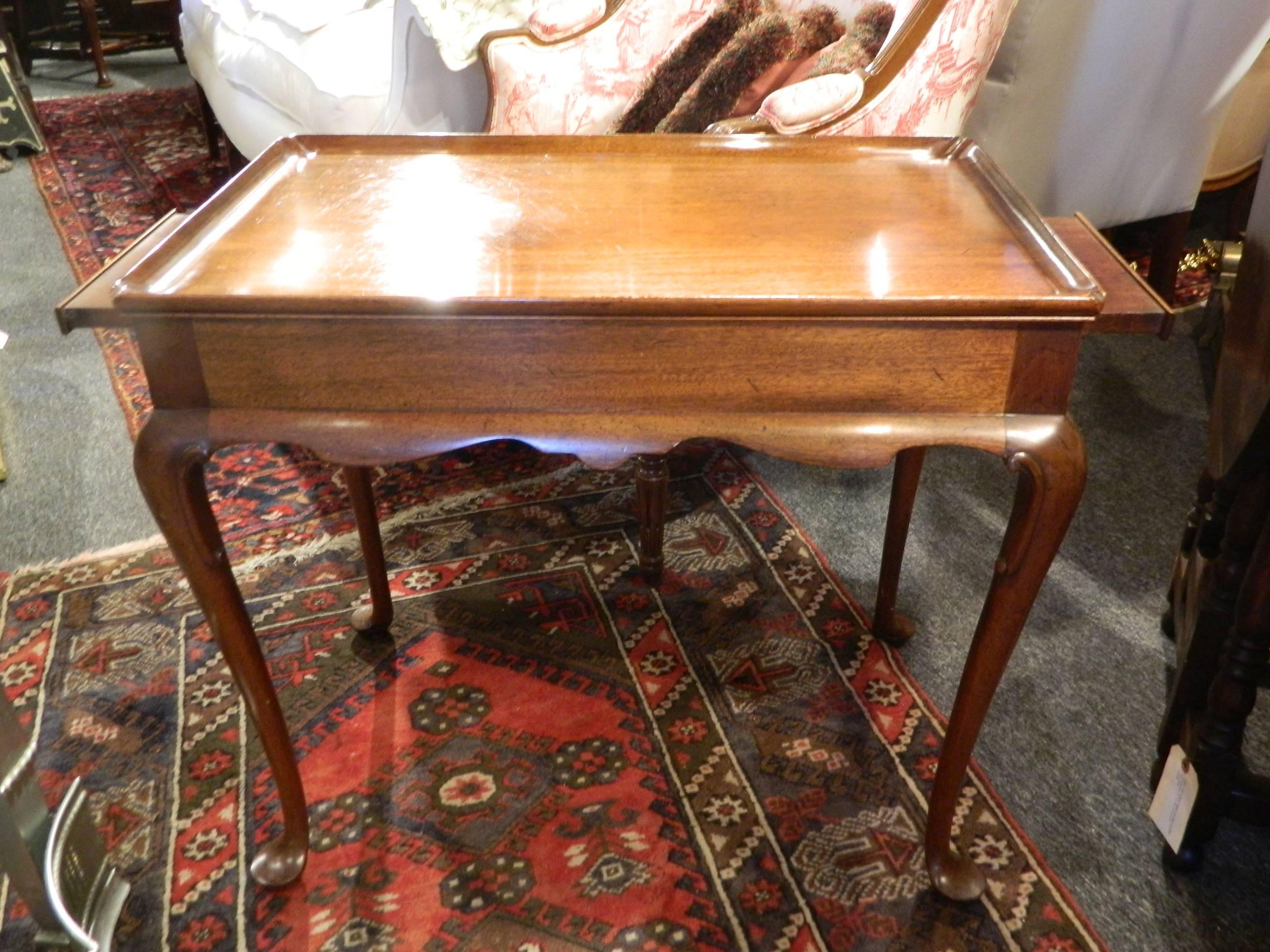 English Mahogany Queen Anne tray top tea table with pull-out slides and supported by graceful cabriole legs ending on pad feet, early 19th century.