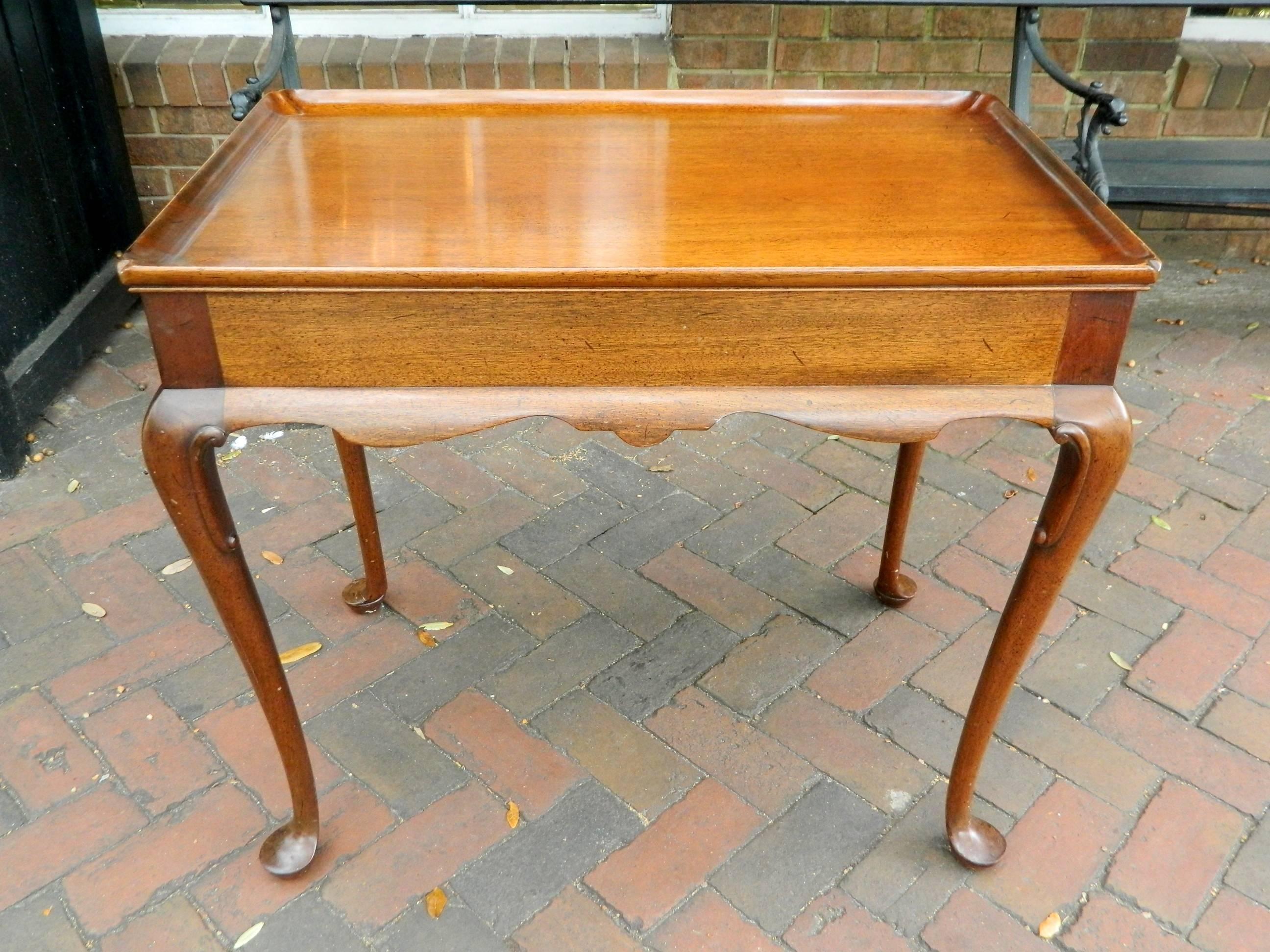 English Mahogany Queen Anne Tray Top Tea Table, Early 19th Century In Good Condition In Savannah, GA