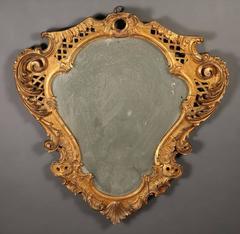 Specchio a forma di cartiglio in legno dorato in stile rococò francese, fine XIX secolo
