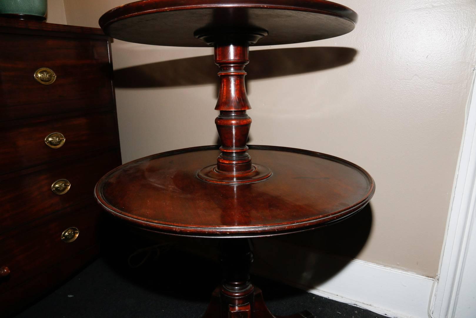 English Regency Period Dumbwaiter Table with Three Circular Tiers, circa 1811 In Excellent Condition In Savannah, GA