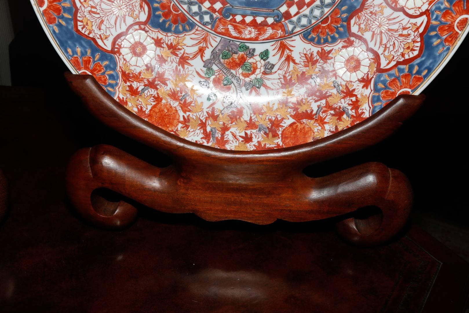 Pair of Chinese Chargers in the Imari Style, 20th Century In Excellent Condition In Savannah, GA