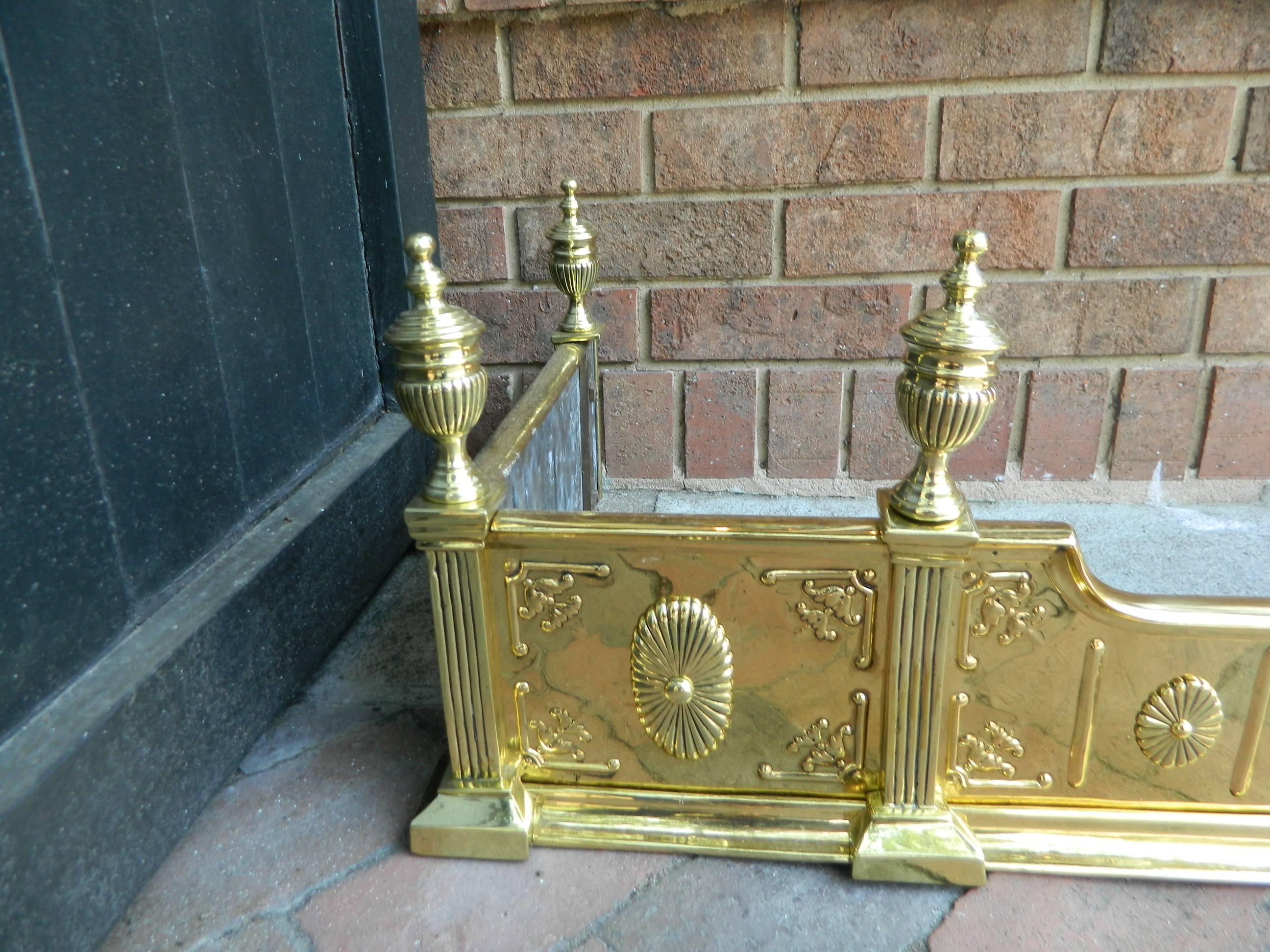 English Polished Solid Brass Fireplace Fender Adorned with Finials, 19th Century In Excellent Condition In Savannah, GA