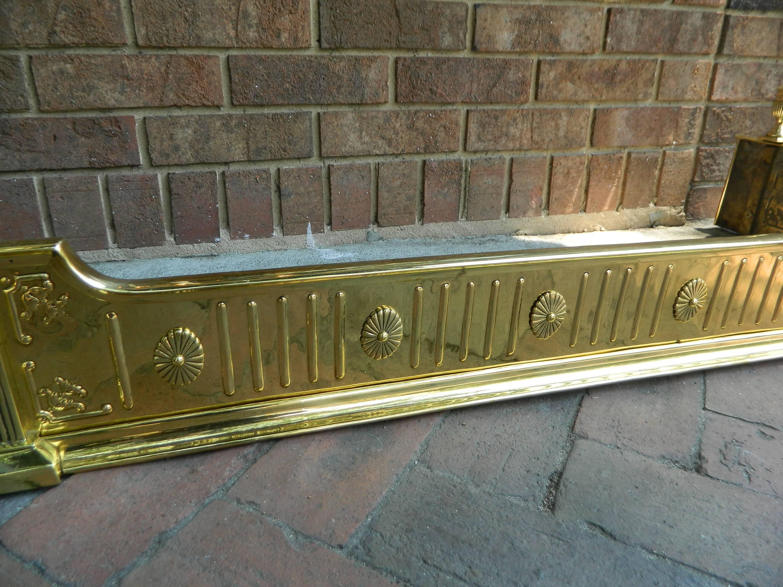 English Polished Solid Brass Fireplace Fender Adorned with Finials, 19th Century 2