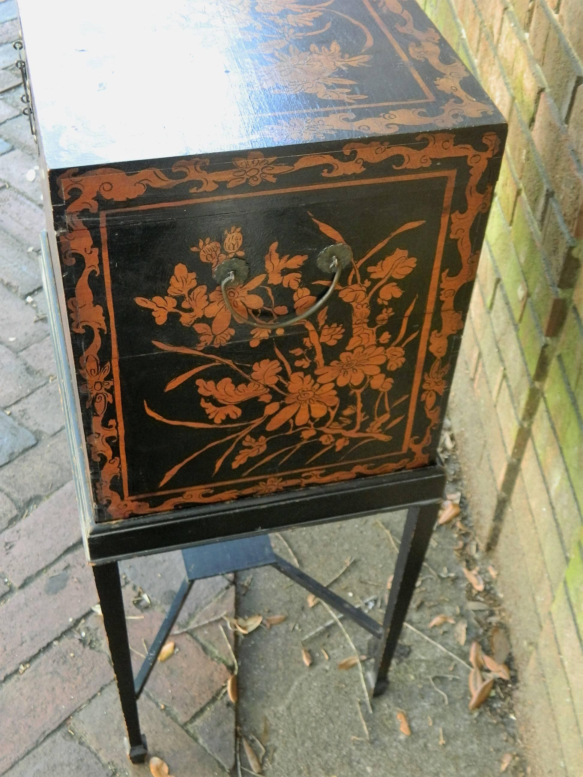 English Chinoiserie Box on a Later Stand, 19th Century In Excellent Condition In Savannah, GA