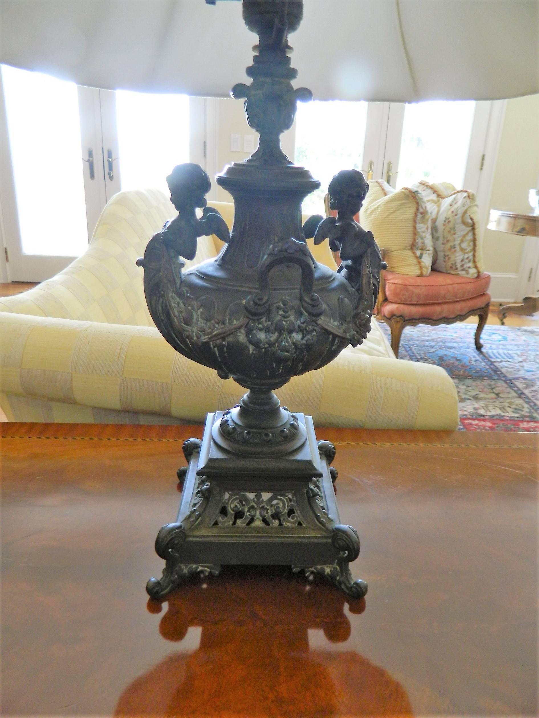 French Bronze Cherubs Lamp with a Silk Shade, Late 19th Century In Excellent Condition In Savannah, GA
