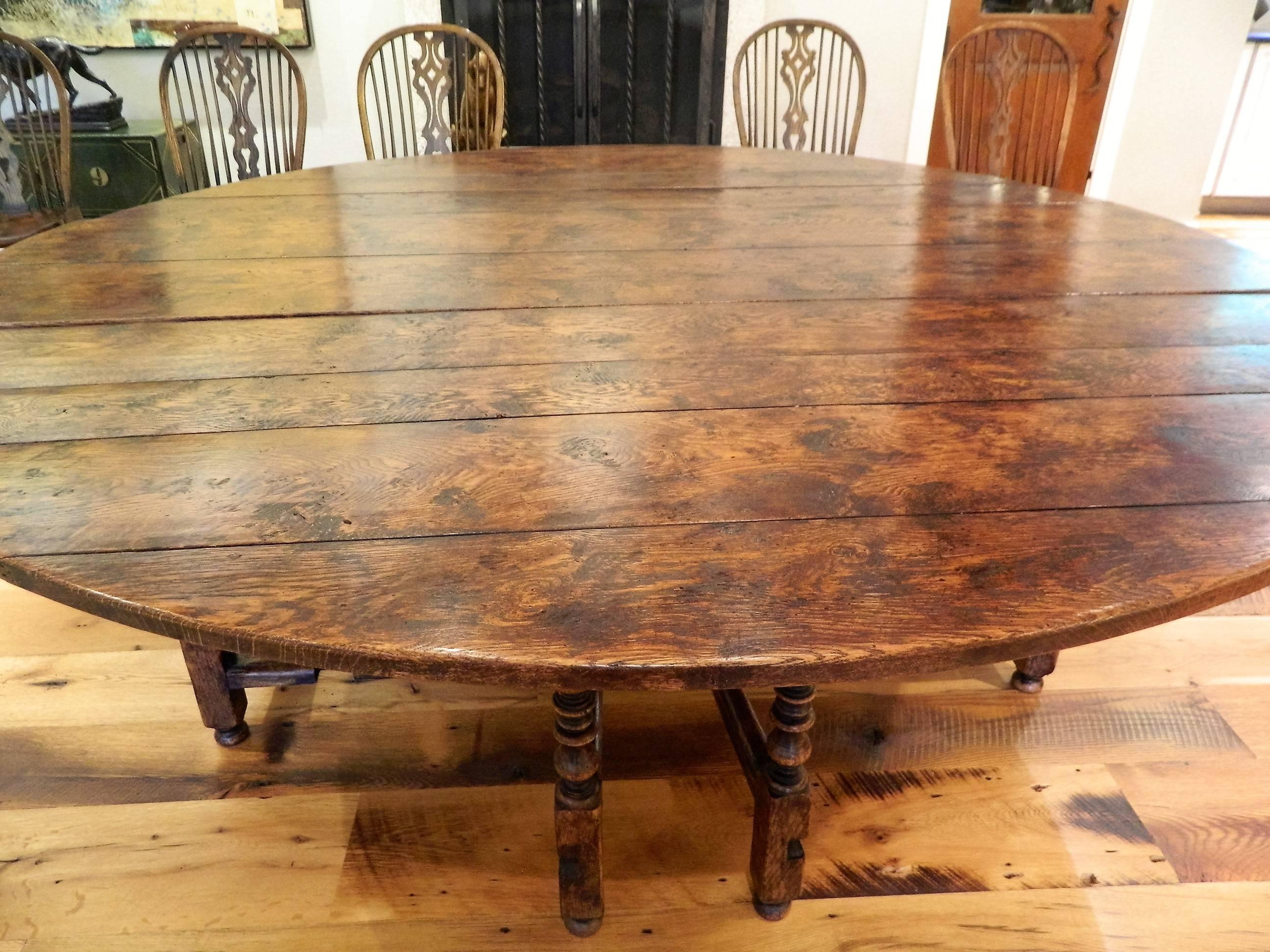 Large English Oak Gate Leg Dining Table, Early 20th Century In Excellent Condition In Savannah, GA