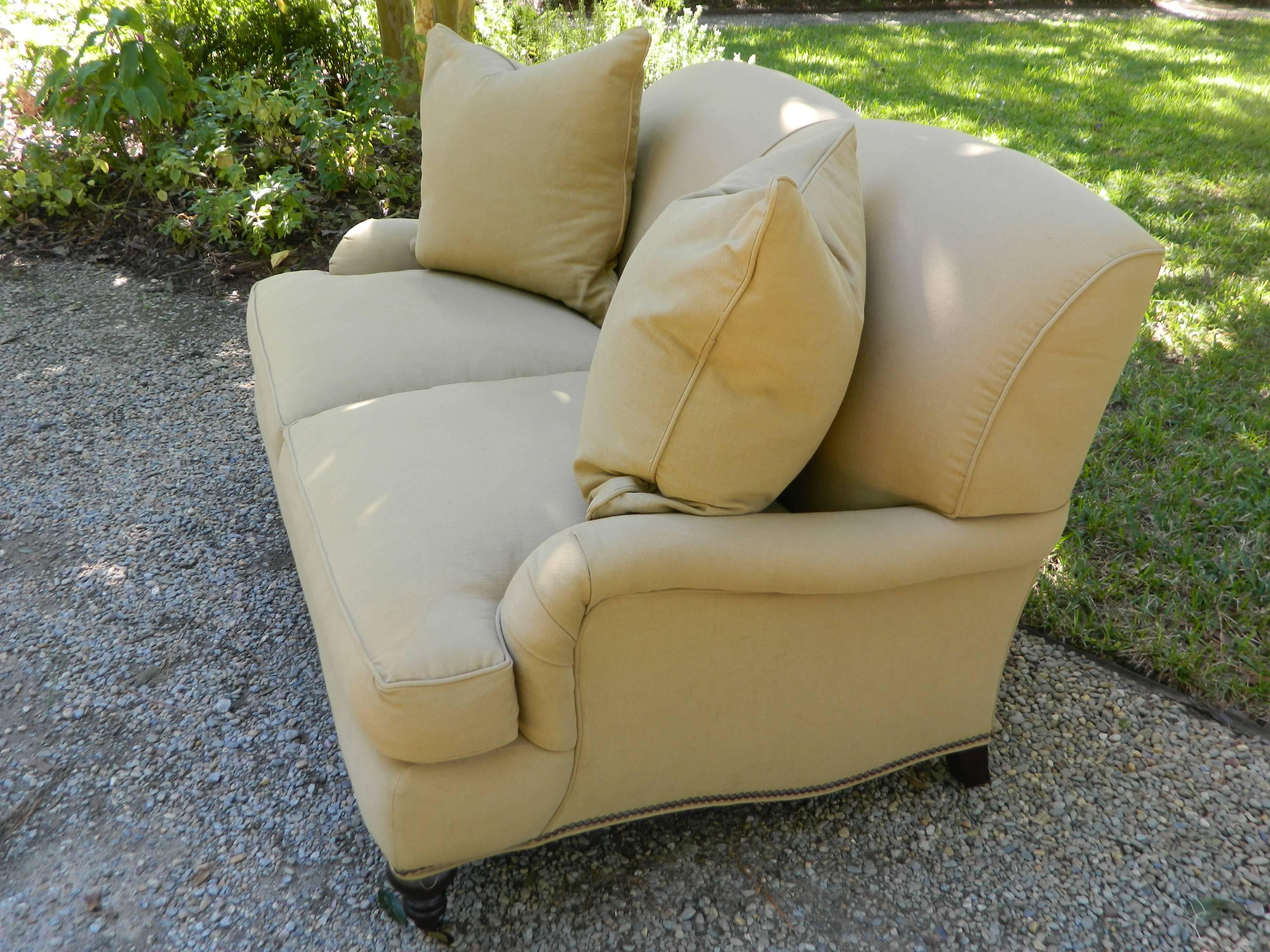 Upholstered Settee with Four Throw Pillows, 20th Century 1