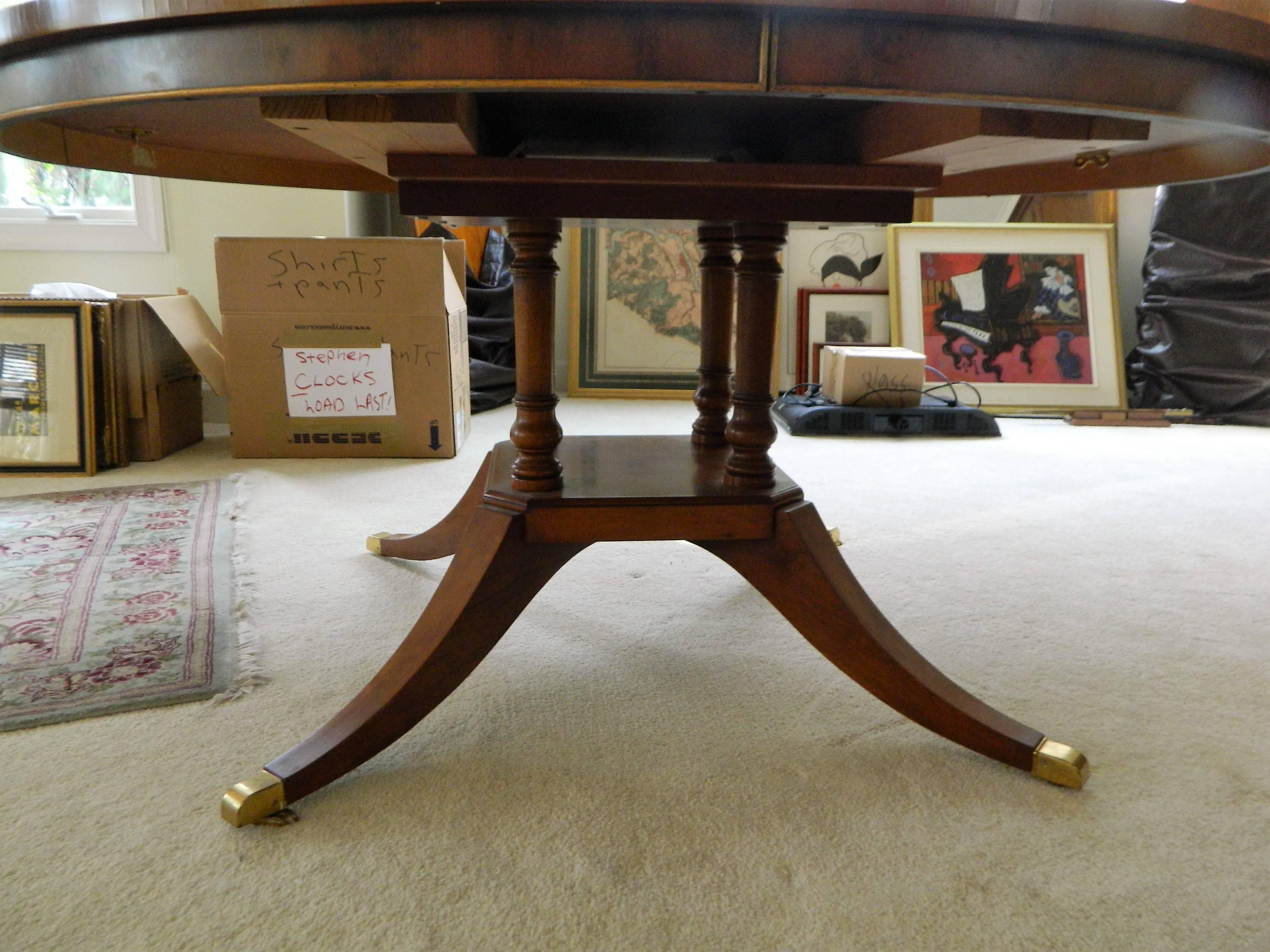 English Sunburst Dining Table with Two Leaves, Early 20th Century In Excellent Condition In Savannah, GA
