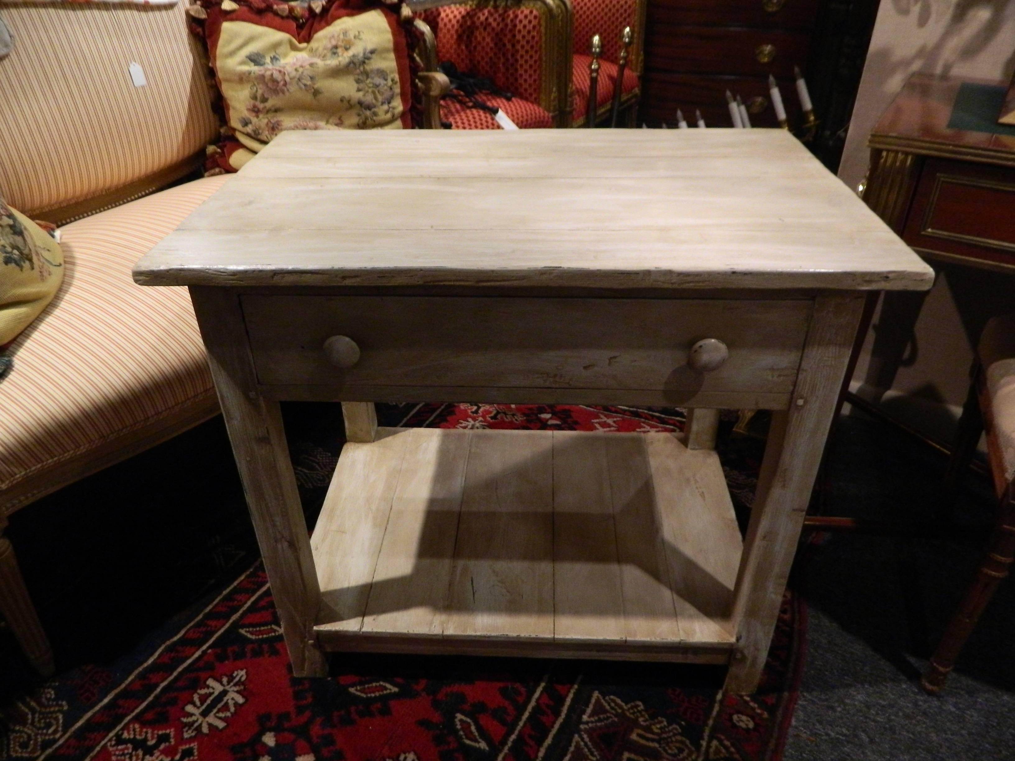 Table d'appoint ou table basse polychrome avec un seul tiroir, milieu du 20ème siècle Bon état - En vente à Savannah, GA