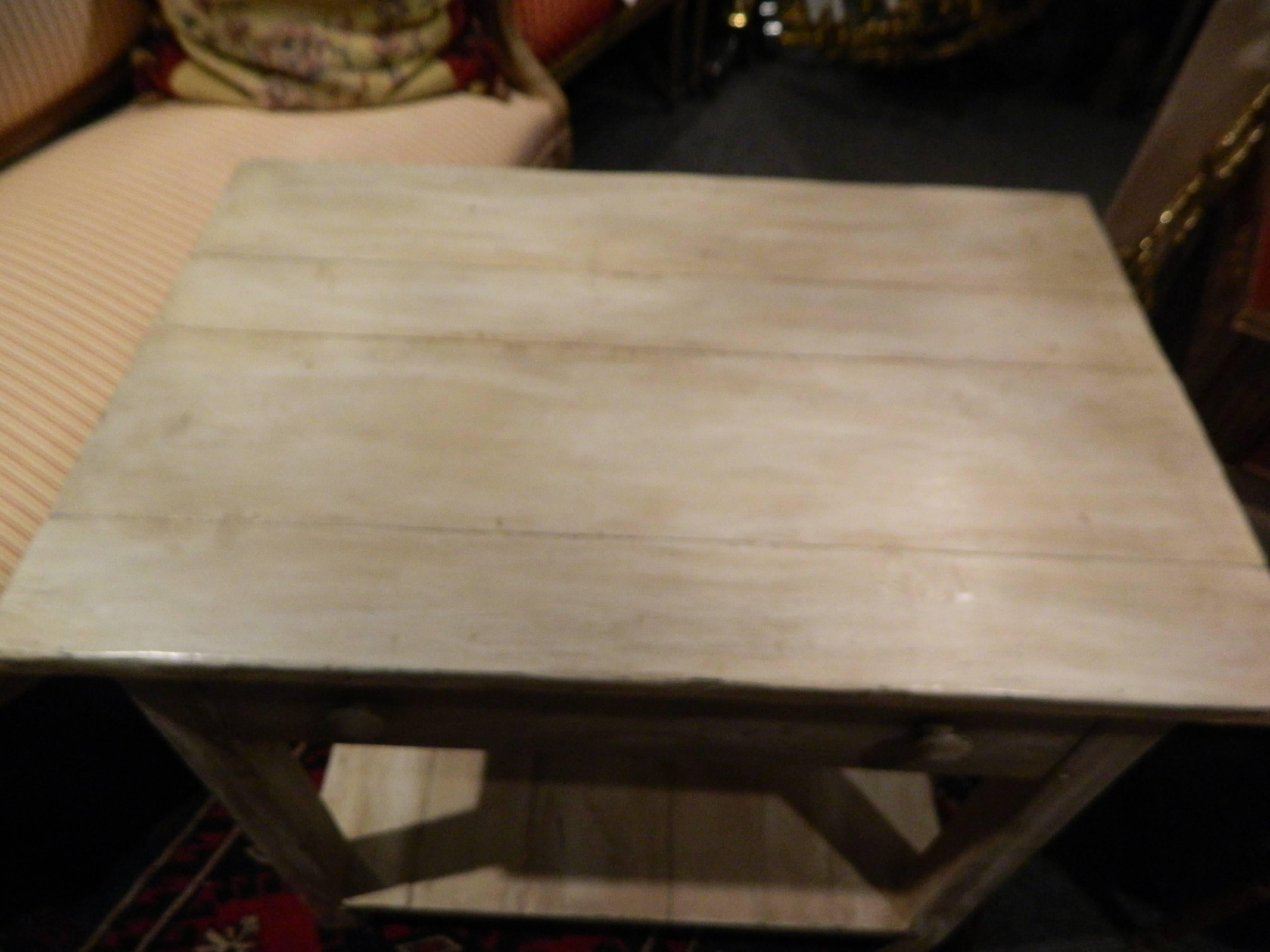 Bois Table d'appoint ou table basse polychrome avec un seul tiroir, milieu du 20ème siècle en vente