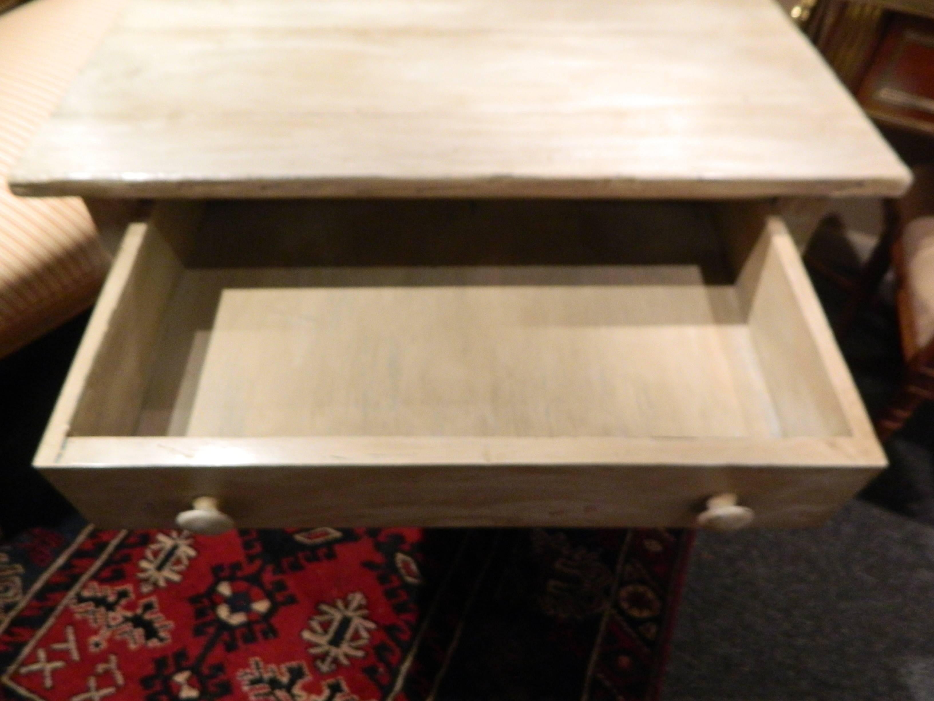 Table d'appoint ou table basse polychrome avec un seul tiroir, milieu du 20ème siècle en vente 1