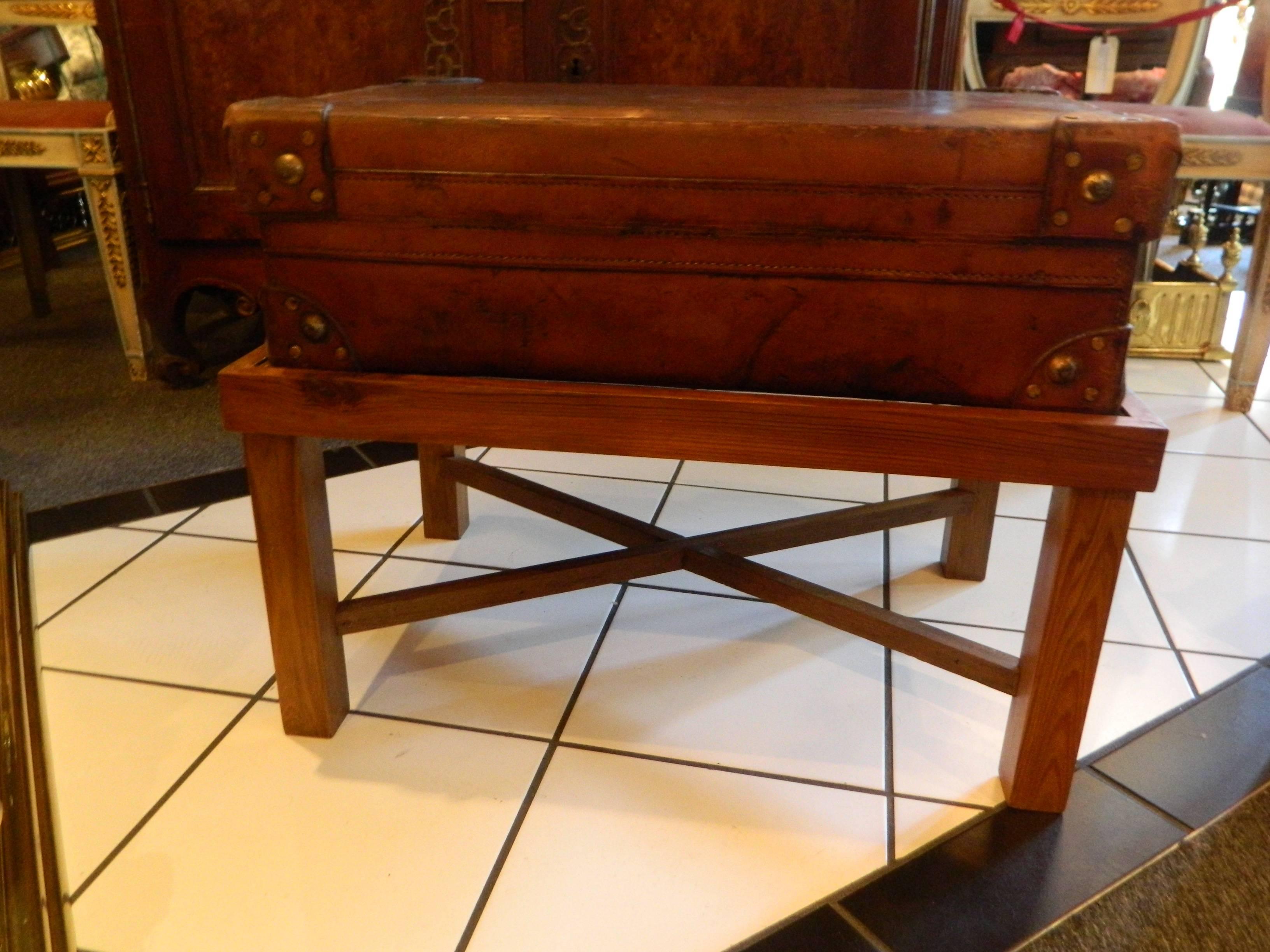 Anglais Valise en cuir anglaise adaptée comme table basse sur un support ultérieur, 19èmes iècle en vente