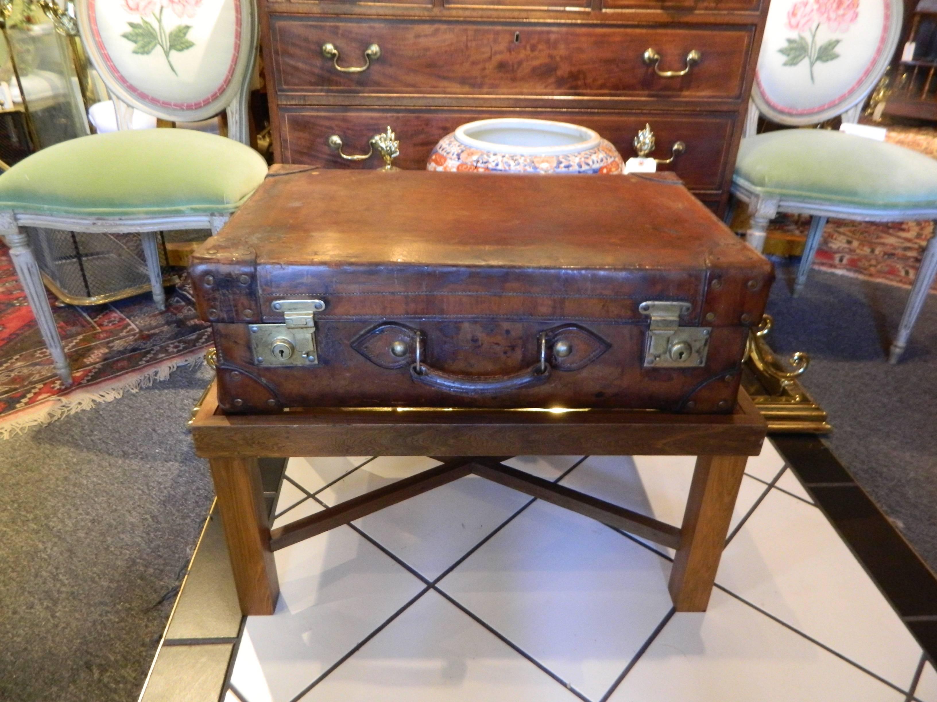 Maleta inglesa de cuero adaptada como mesa de centro sobre soporte posterior, S. XIX en Bueno estado para la venta en Savannah, GA