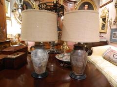 Paar italienische Terrakotta-Ölgefäße, umfunktioniert als Lampen, 19. Jahrhundert
