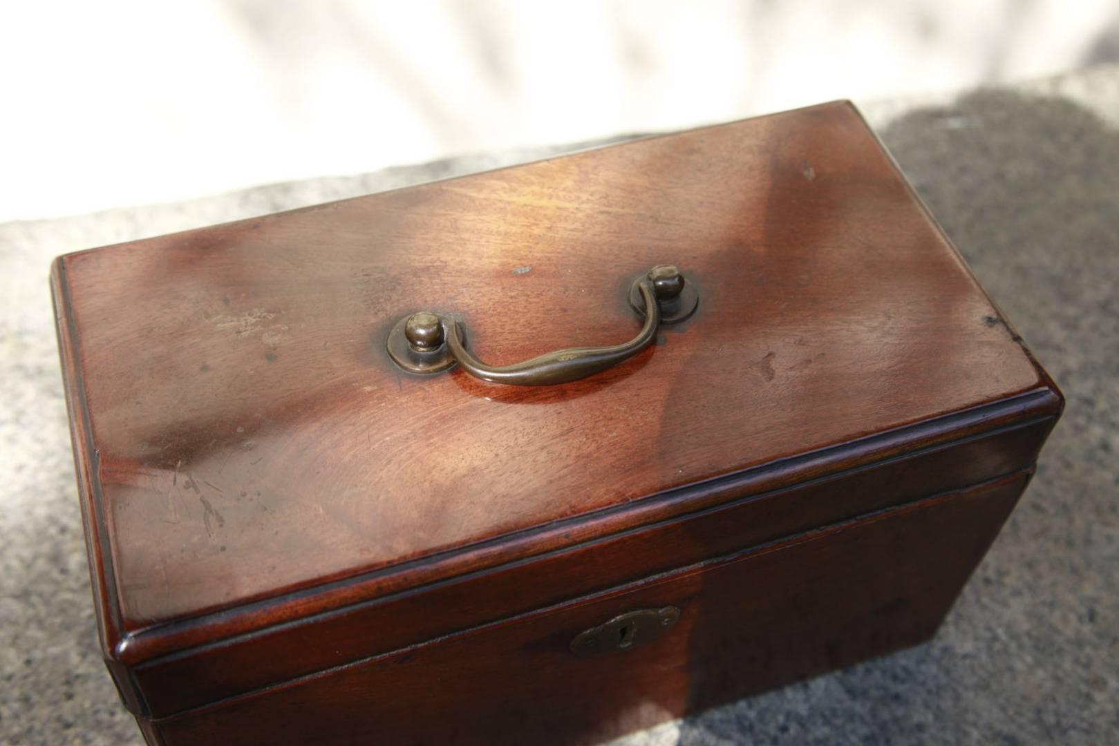 English Mahogany Document Box with Thumb Carved Edges, 18th Century In Excellent Condition In Savannah, GA