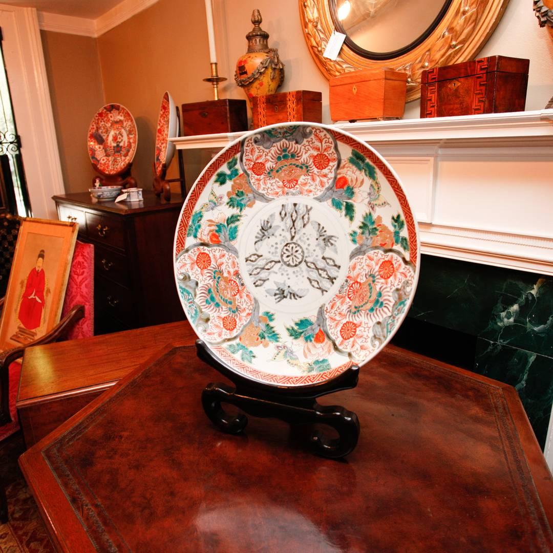 Chinese Meiji Period Imari Charger with Floral and Butterfly Motif, 19th Century In Excellent Condition In Savannah, GA