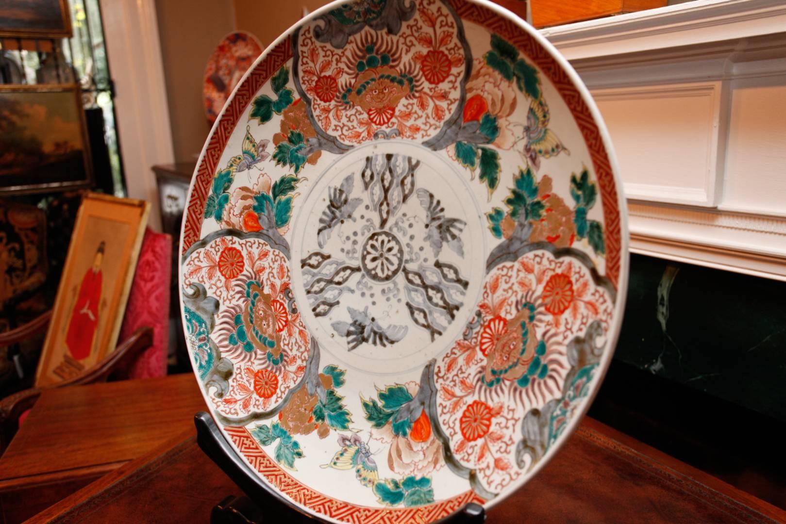 Chinese Meiji Period Imari Charger with Floral and Butterfly Motif, 19th Century 2