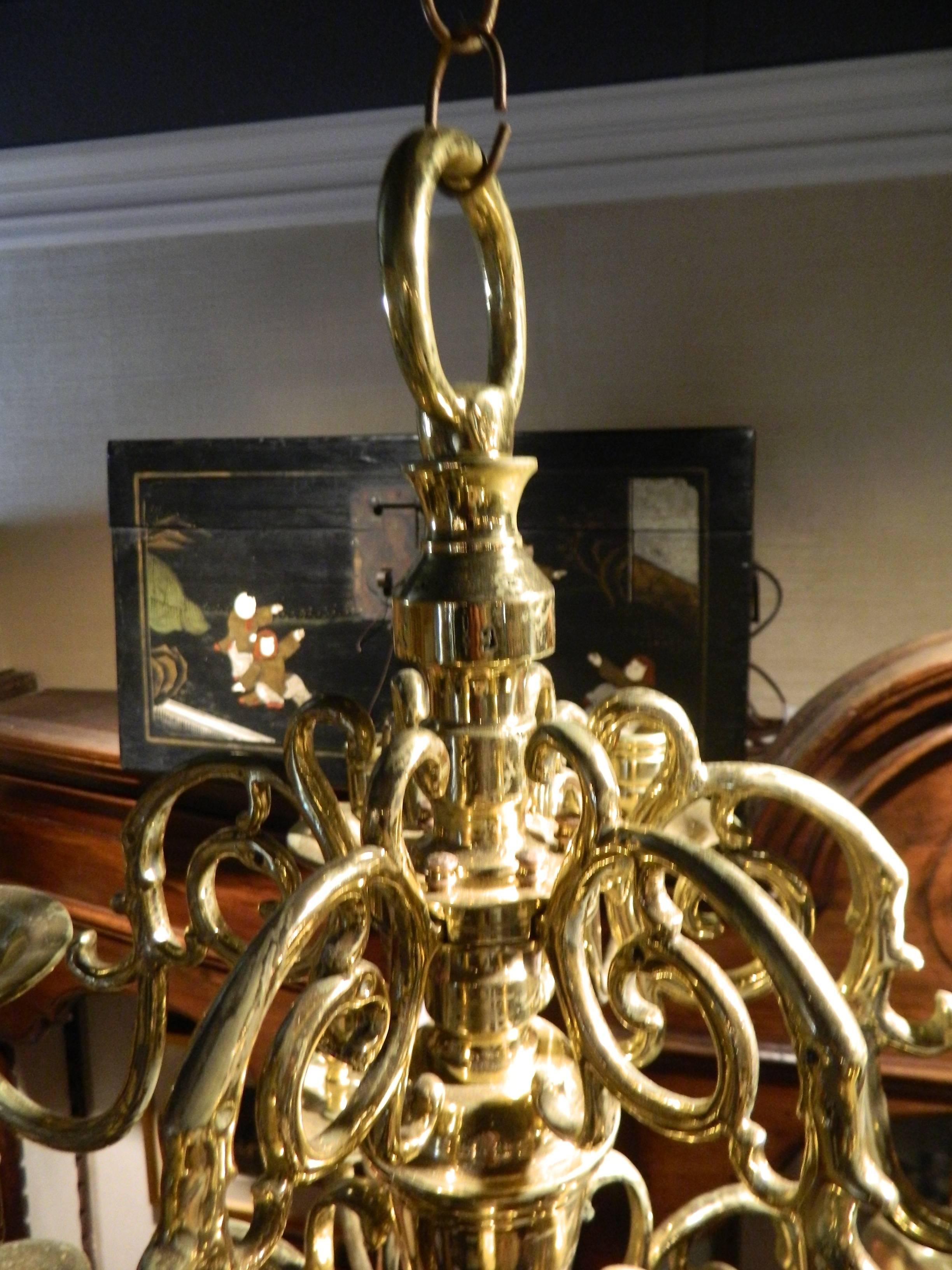 Lampadario a sfera a due livelli in ottone lucido francese, XIX secolo. Attualmente non è elettrificato, ma possiamo elettrificarlo senza costi aggiuntivi.