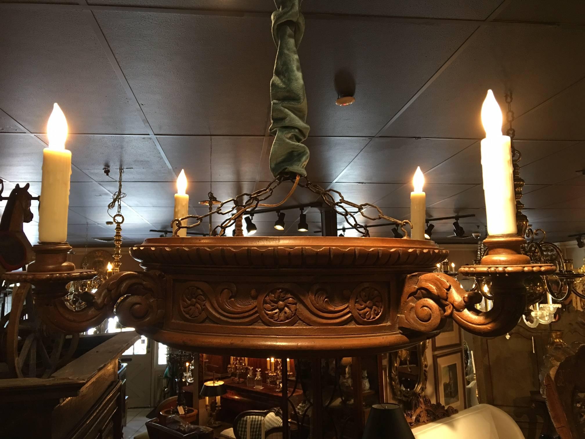 Italian Carved Wood Four-Light Chandelier with a Fluted Corona, 19th Century In Good Condition In Savannah, GA