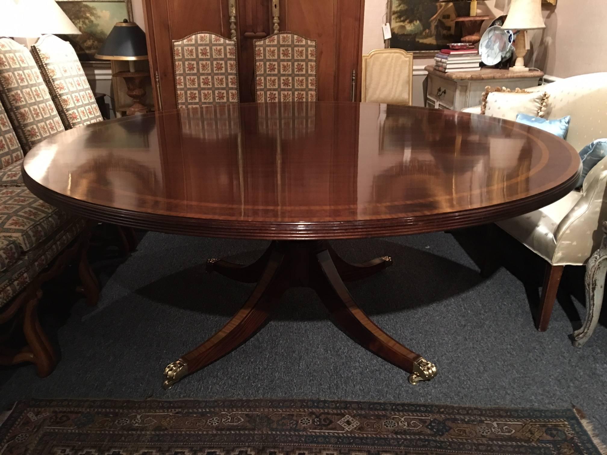 English Mahogany Round Dining Table with Inlaid Decoration, 20th Century 5