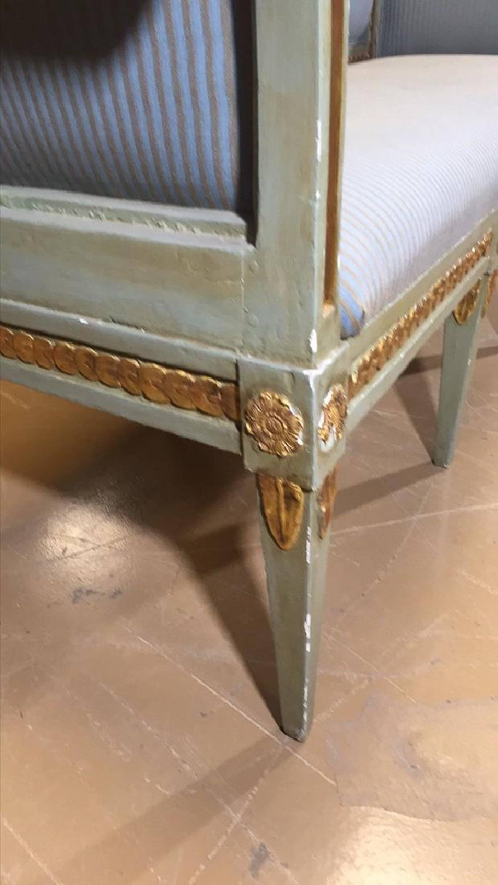 Italian Venetian Painted Sofa or Settee with Gold Gilt Highlights, 18th Century In Good Condition In Savannah, GA
