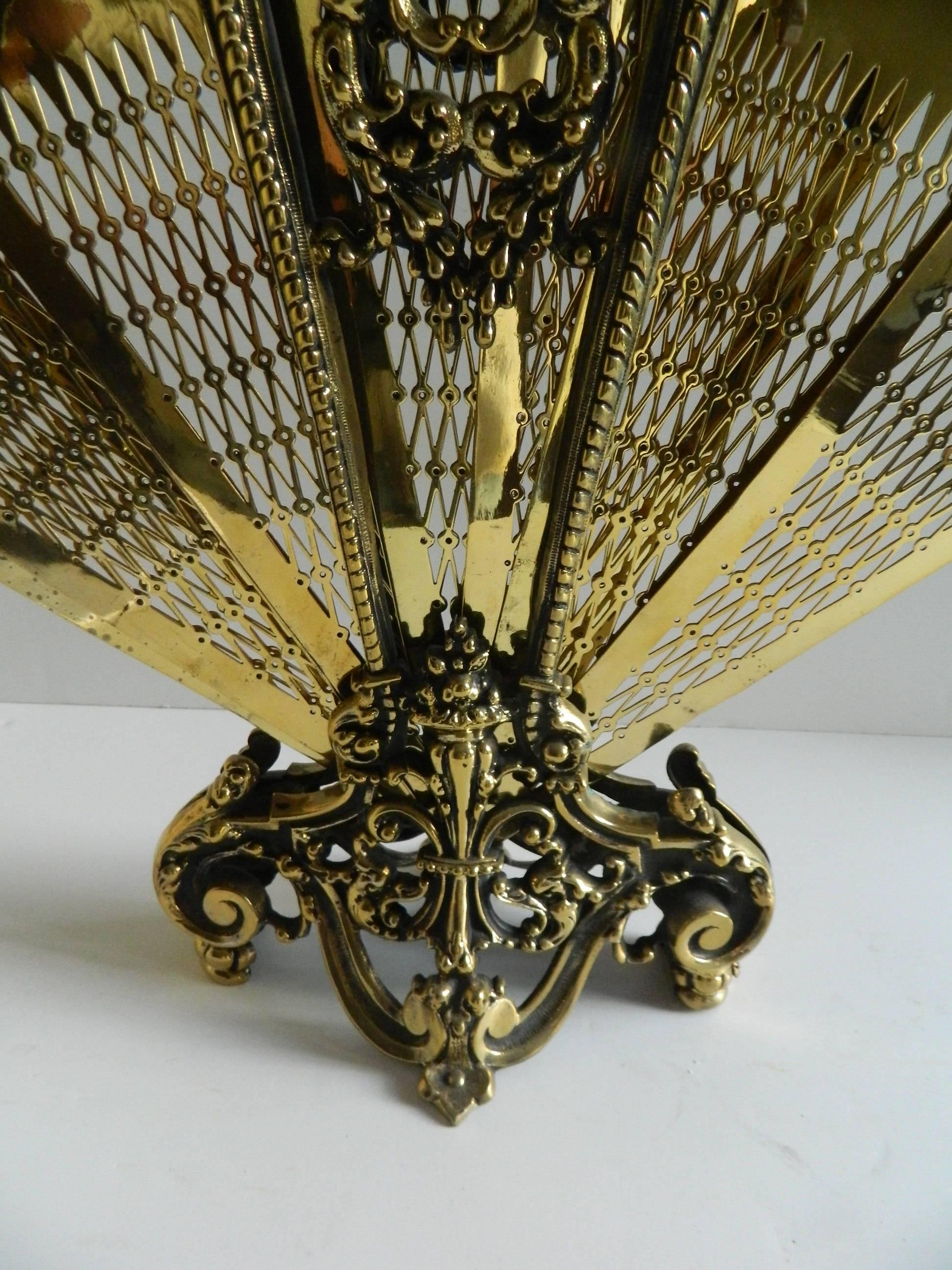 French Polished Brass Fan Fire Screen, 19th Century In Excellent Condition In Savannah, GA
