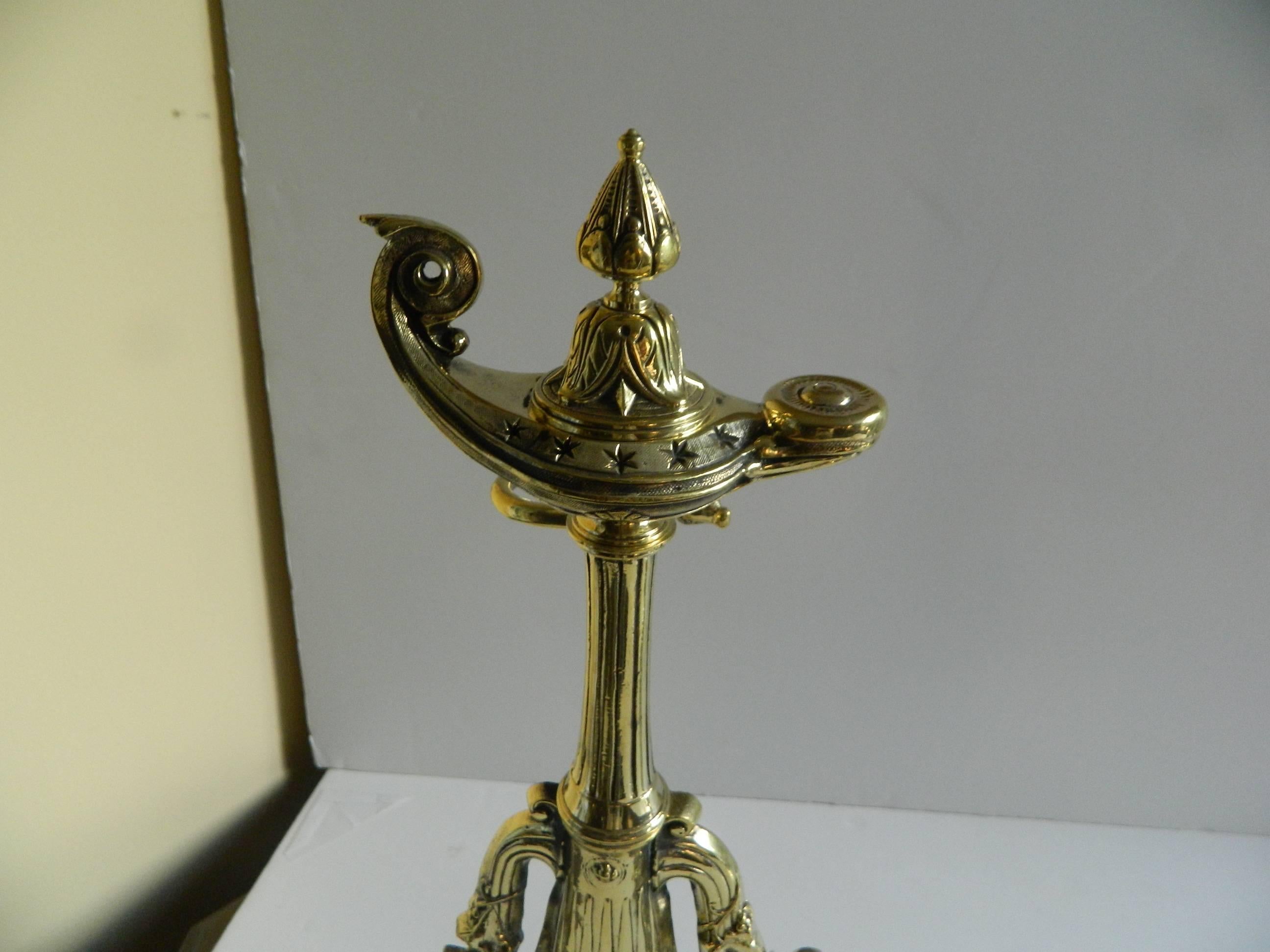 Français Paire de chenets ou chenets en laiton, motif de lampe magique ou à huile, 19ème siècle en vente