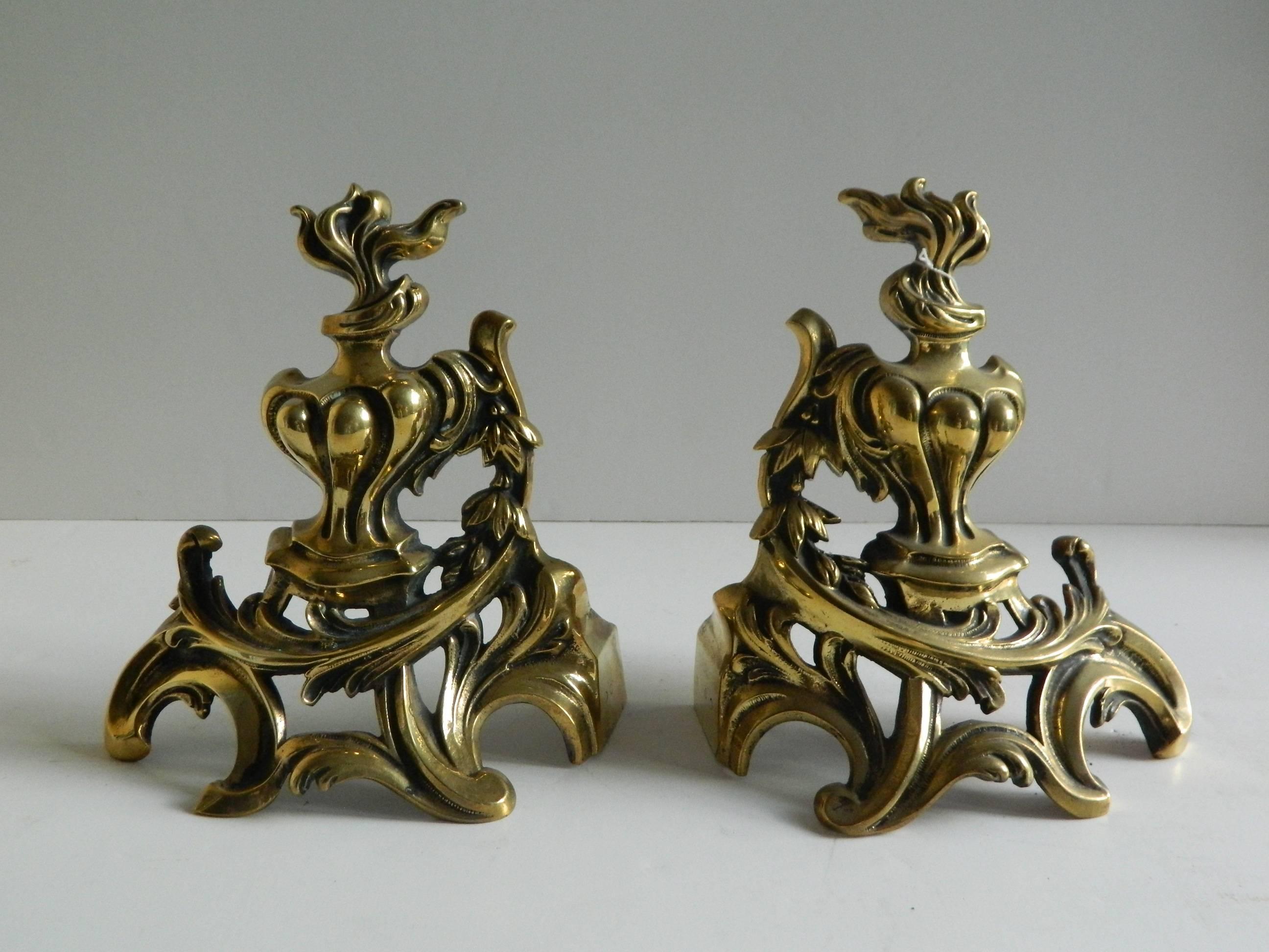 Pair of brass small chenets or andirons with flame finials, 19th century.
 