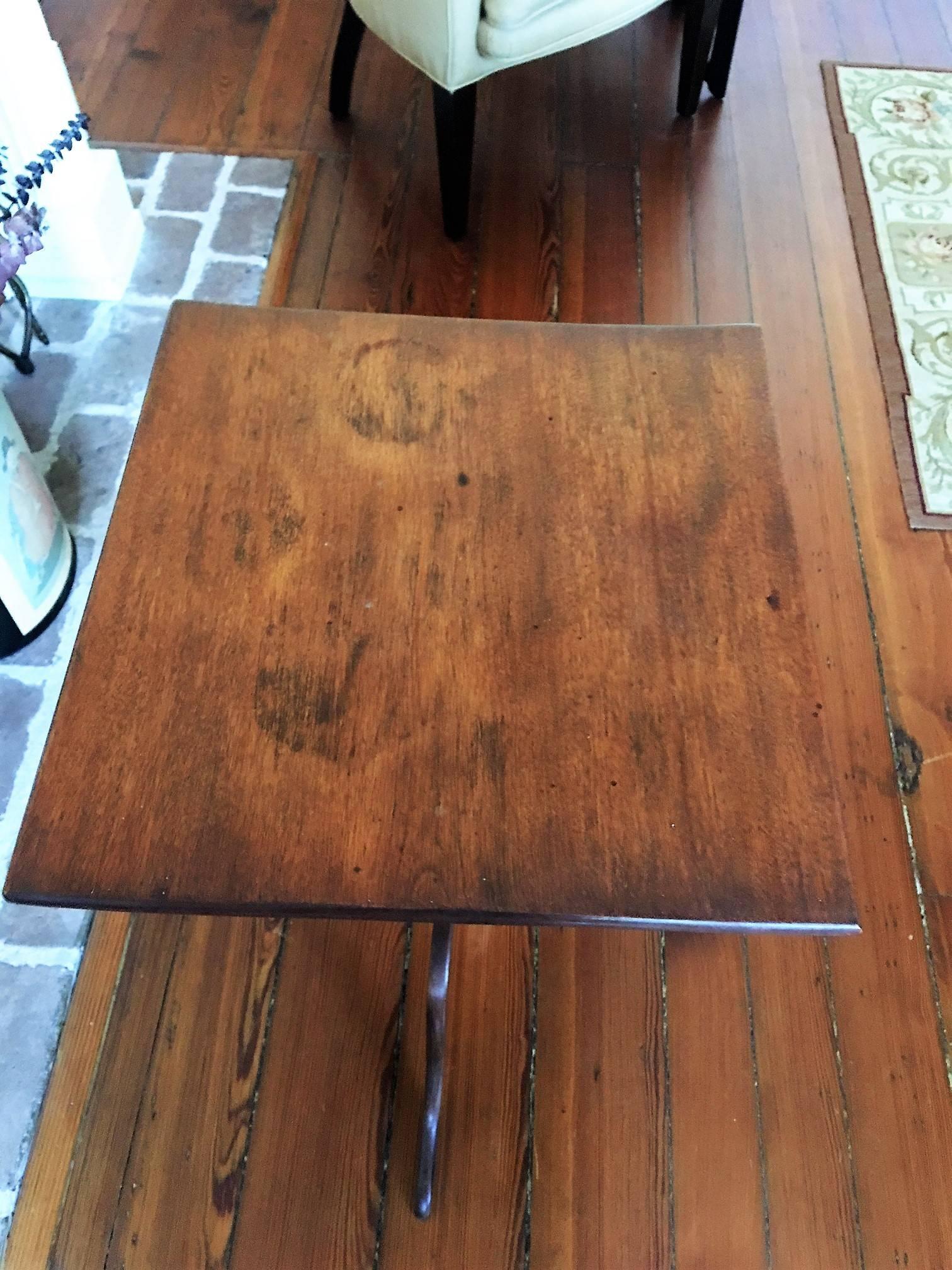 Walnut Candle Stand or Side Table, 18th Century In Excellent Condition In Savannah, GA