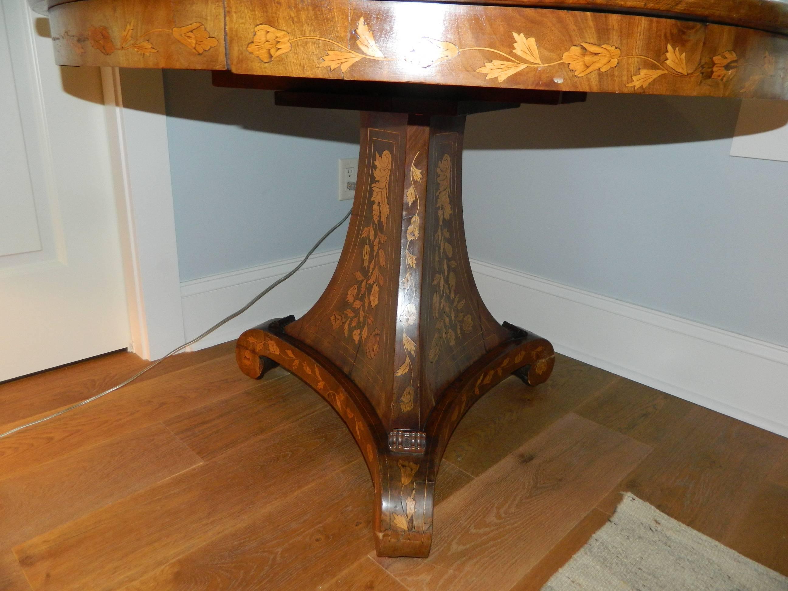 Dutch Round Marquetry Centre or Dining Table on a Pedestal, Mid-19th Century In Excellent Condition In Savannah, GA
