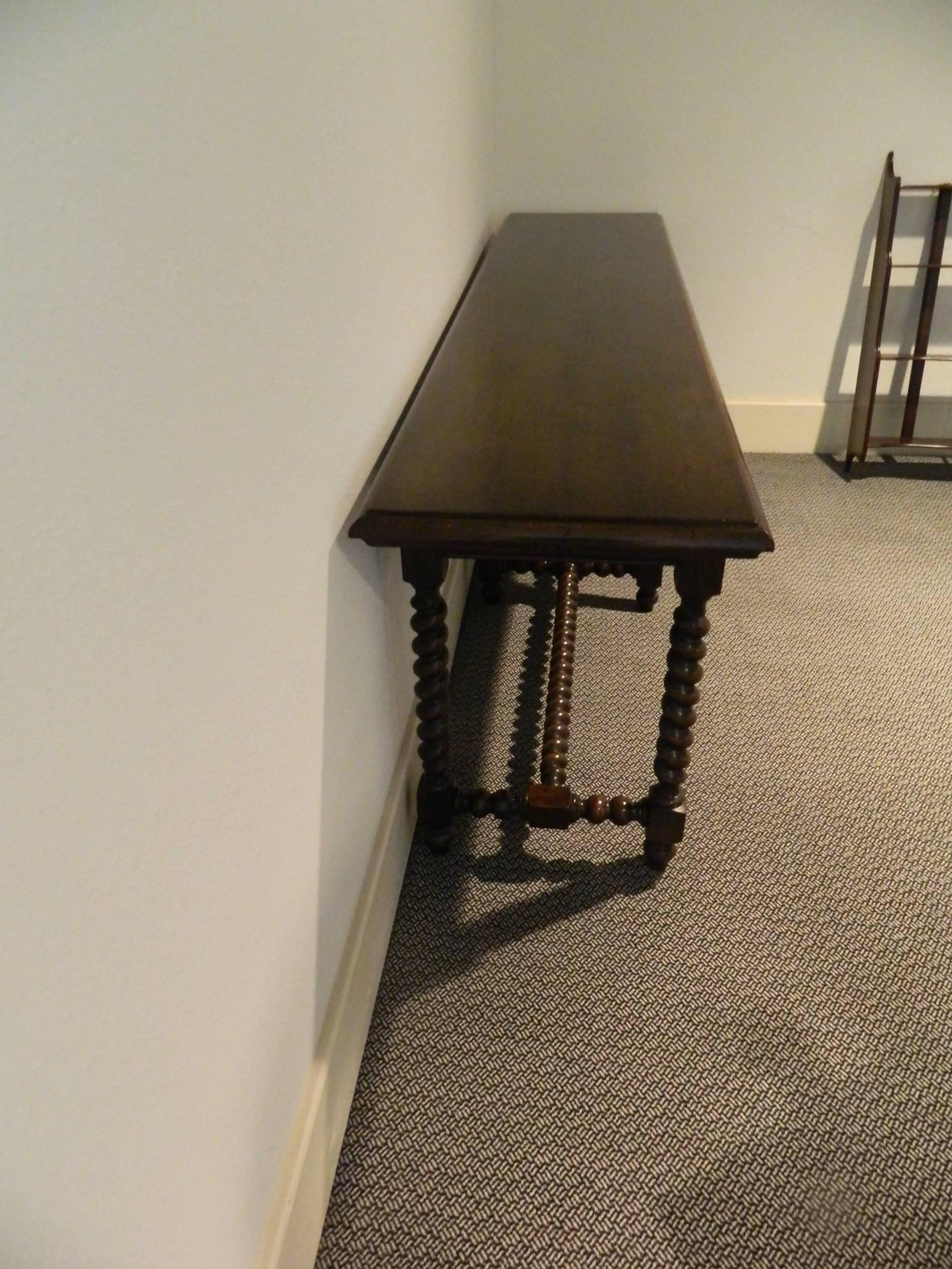 English Walnut Console or Serving Table, 19th Century In Excellent Condition In Savannah, GA