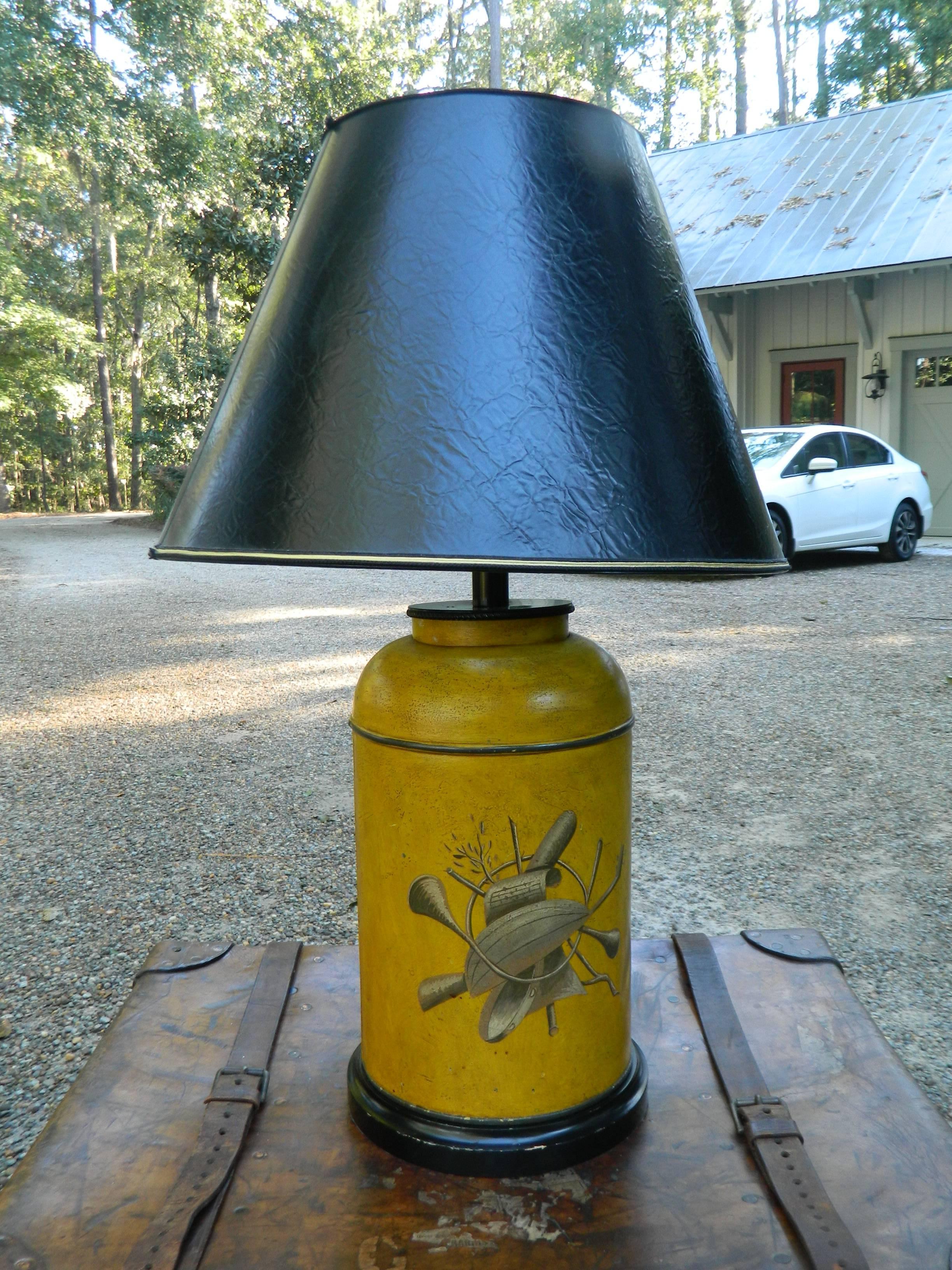 Tole Canister in a Mustard Color with a Painted Musical Scene, 20th Century In Excellent Condition In Savannah, GA