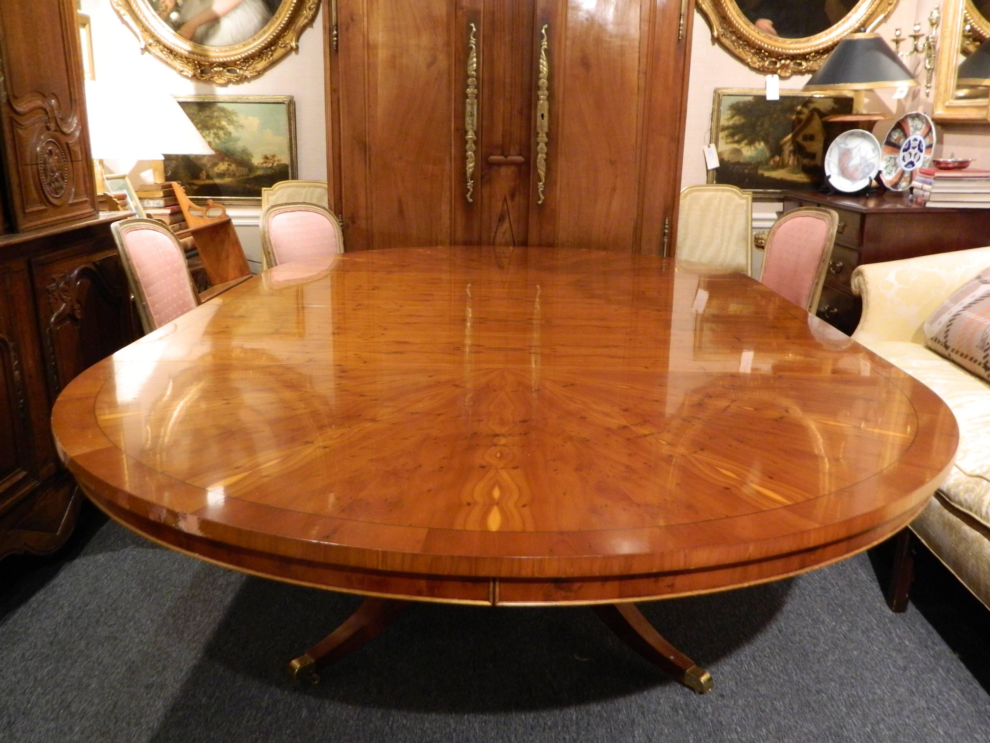 English Sunburst Dining Table with Two Leaves, Early 20th Century 4