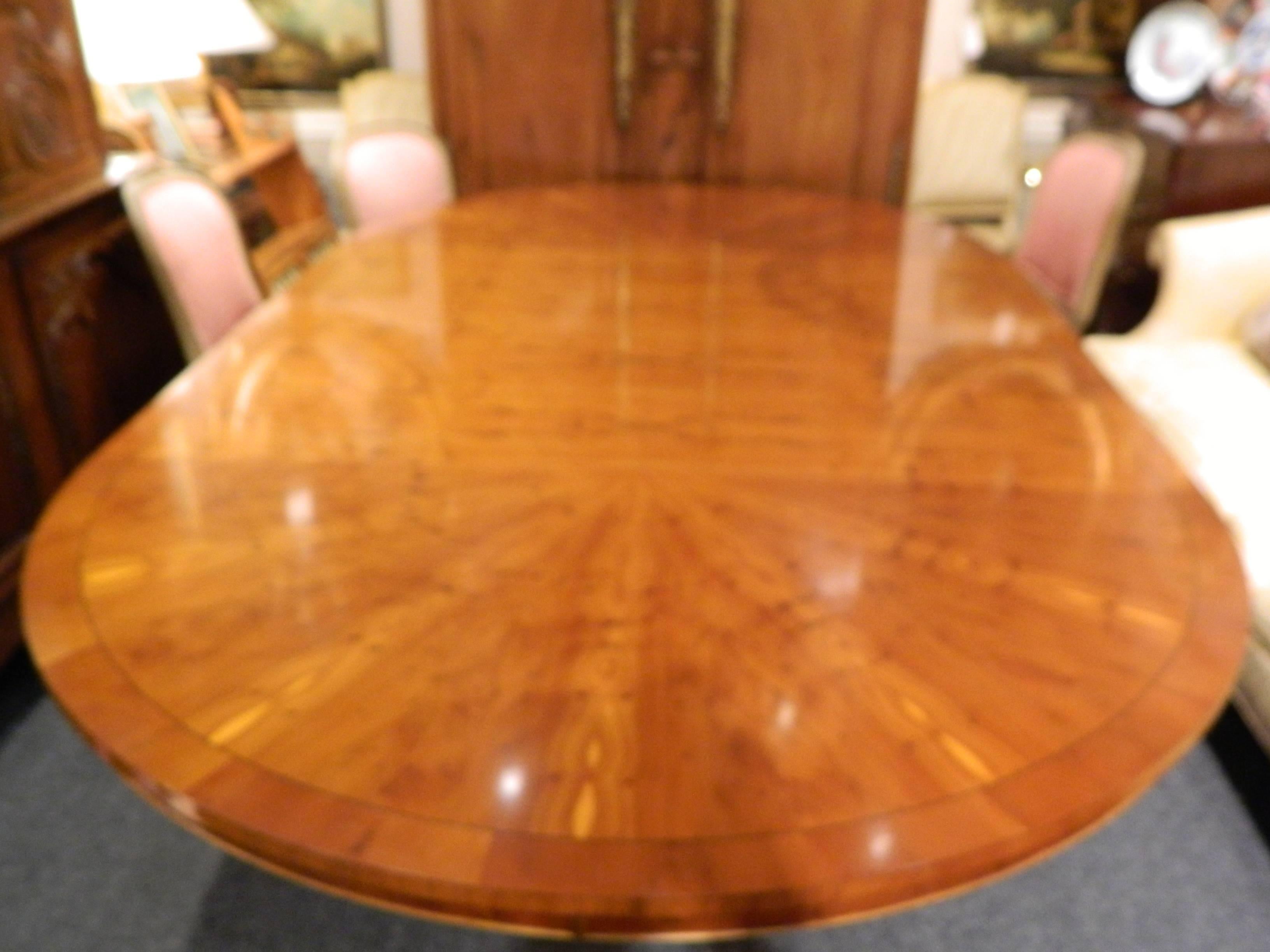 English Sunburst Dining Table with Two Leaves, Early 20th Century 5