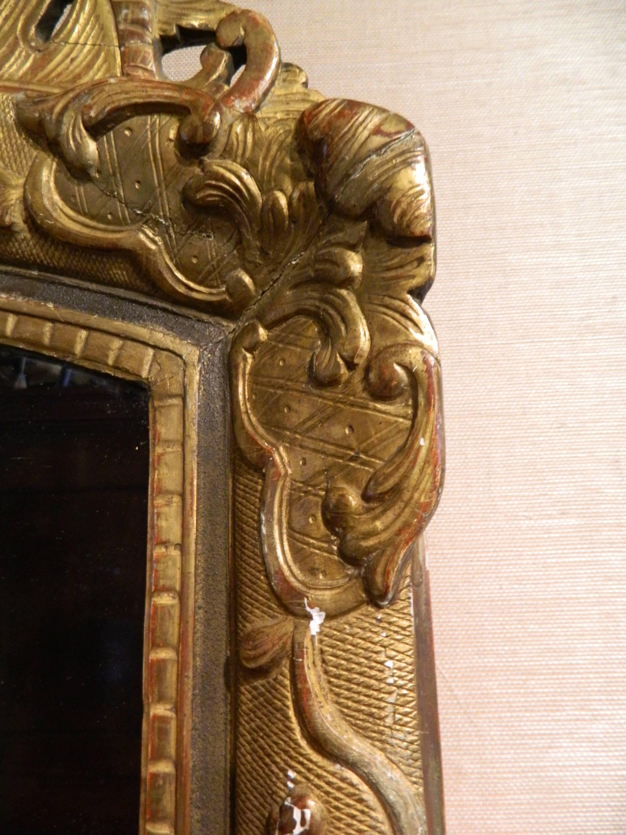 Italian Gilt Gesso Mirror Adorned with a Rocaille Crest, 18th Century In Good Condition For Sale In Savannah, GA