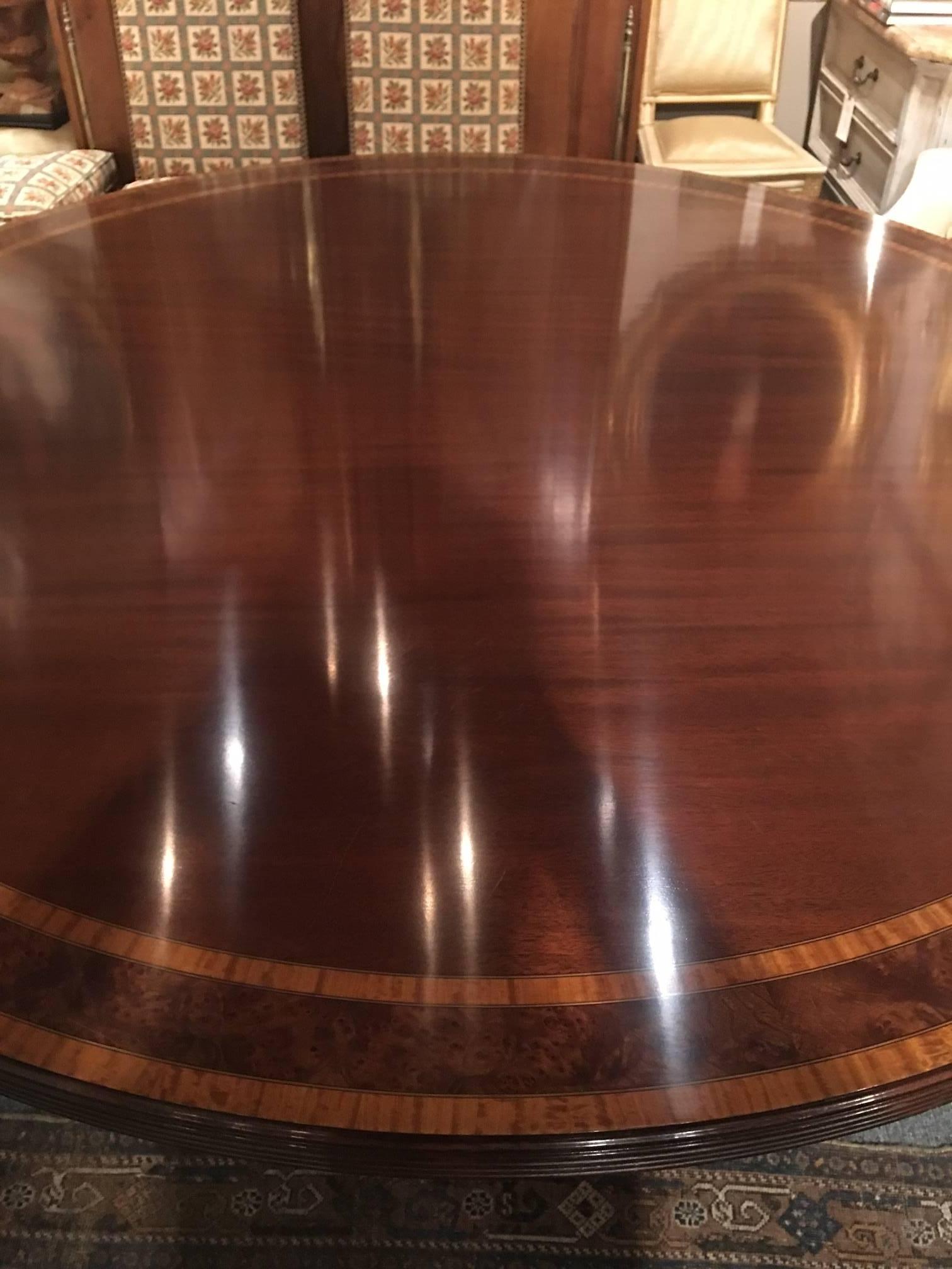 English Mahogany Round Dining Table with Inlaid Decoration, 20th Century 4