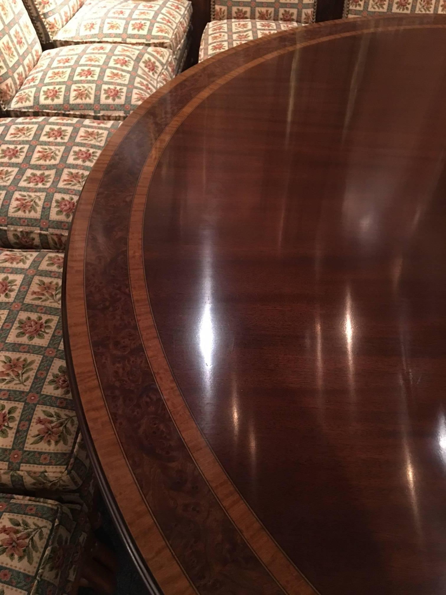 English Mahogany Round Dining Table with Inlaid Decoration, 20th Century 1