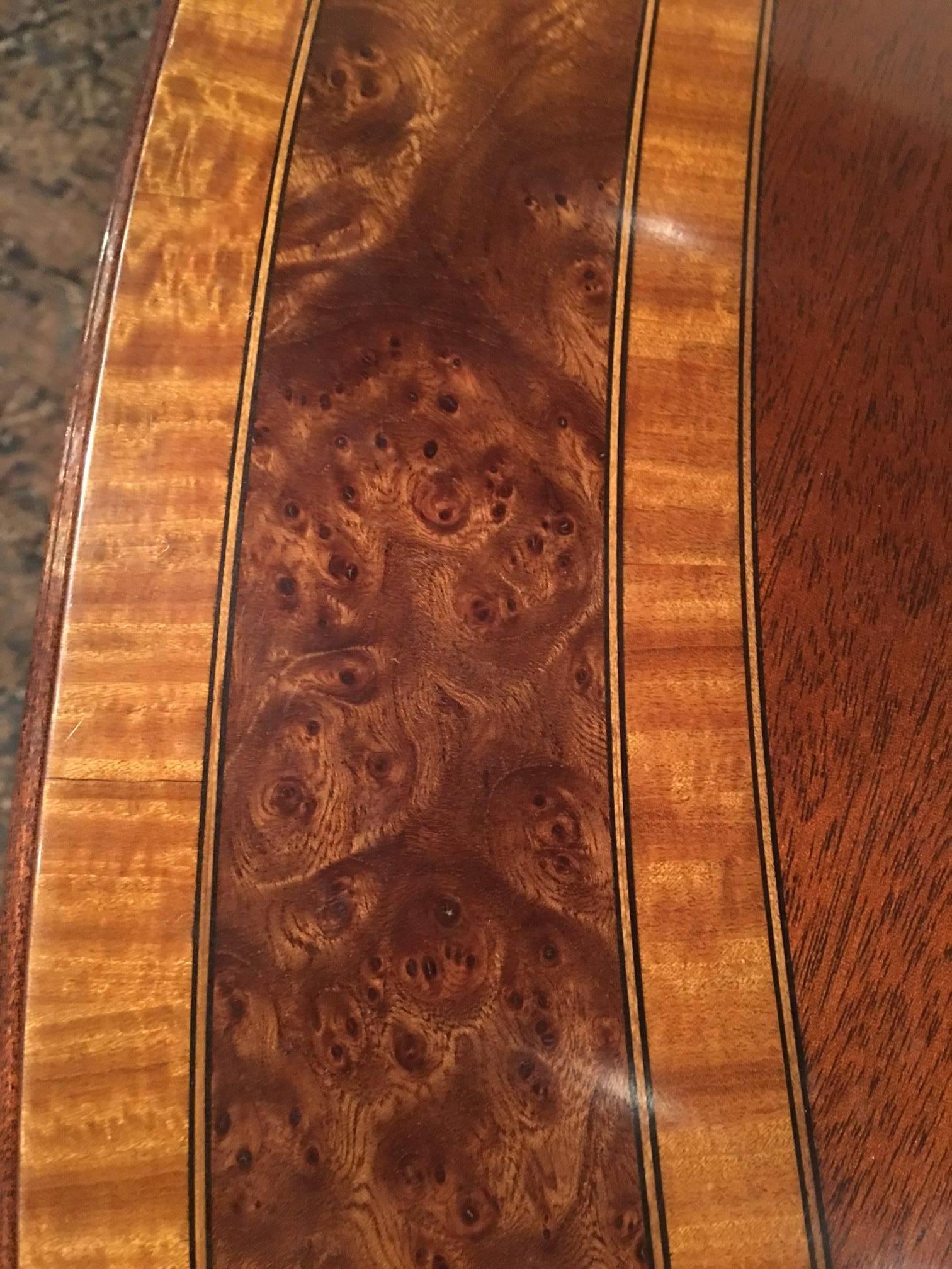 English Mahogany Round Dining Table with Inlaid Decoration, 20th Century In Excellent Condition In Savannah, GA