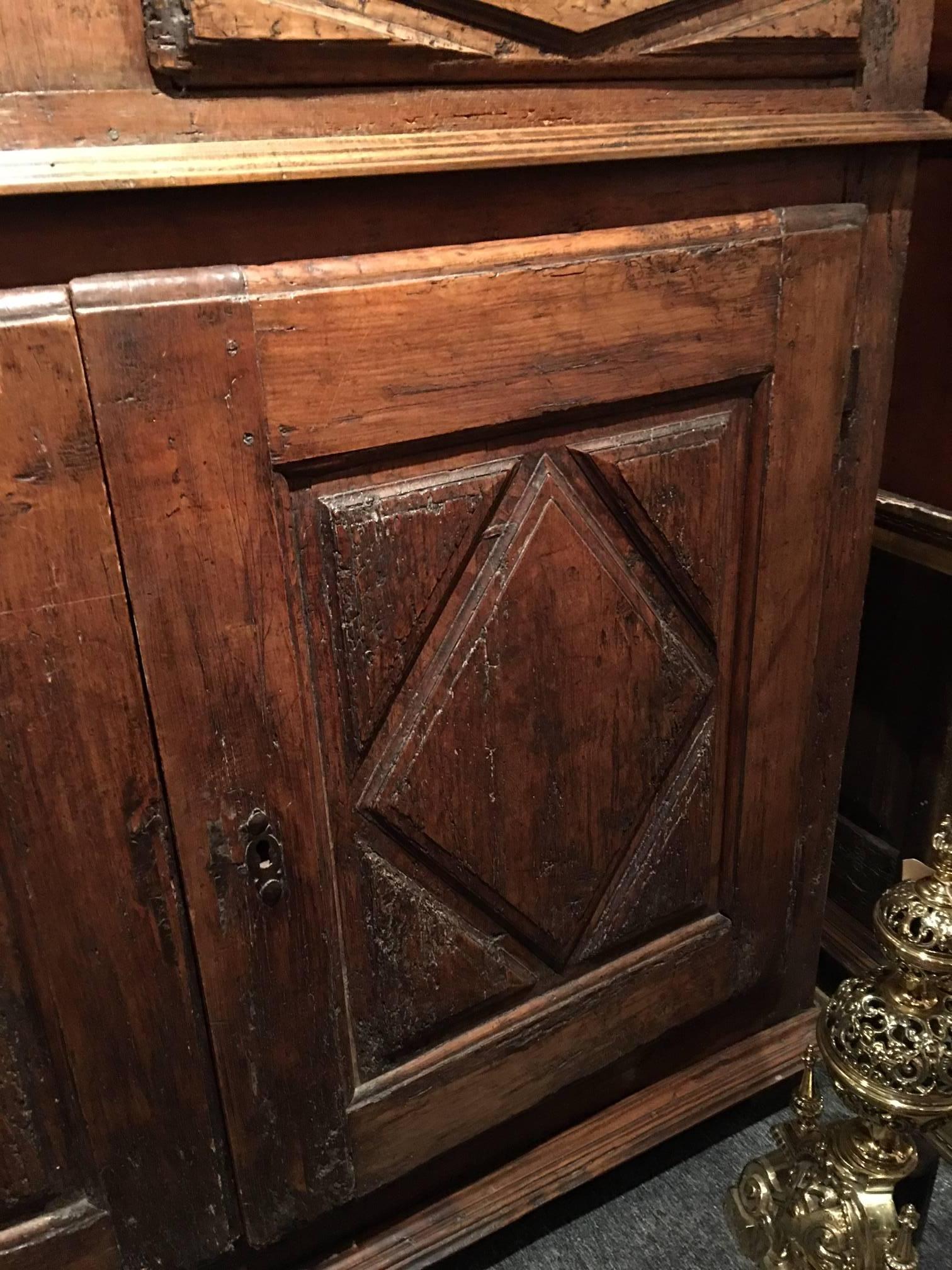 Legno Buffet francese in noce con due cassetti e due ante, XVIII secolo in vendita