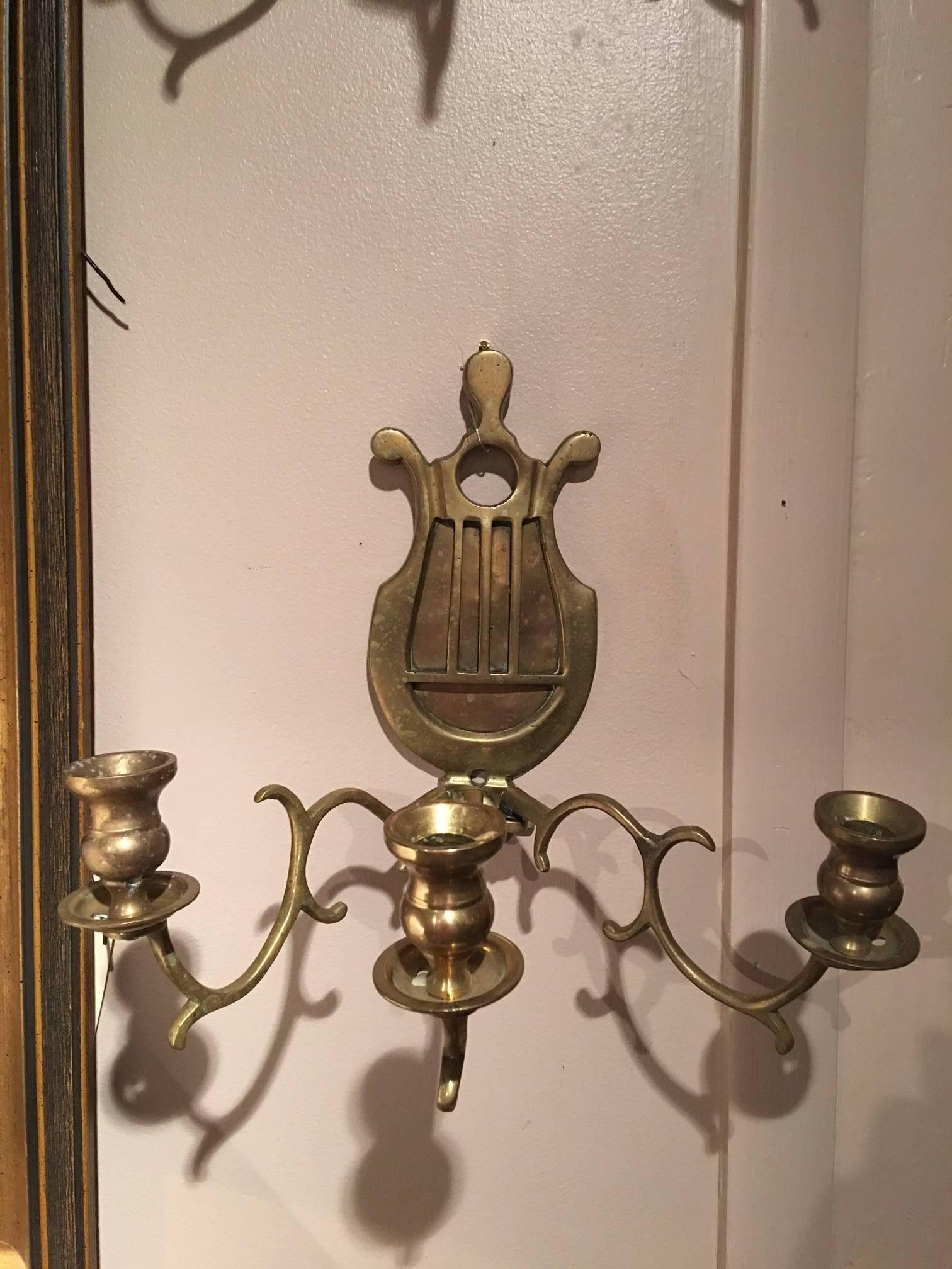 Zwei französische Drei-Kerzen-Wandleuchter aus Messing, 19. Jahrhundert im Angebot 1