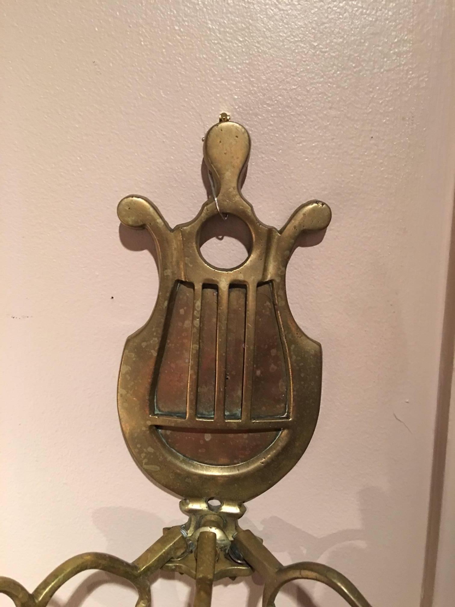 Coppia di tre candelabri francesi in ottone, XIX secolo in vendita 1