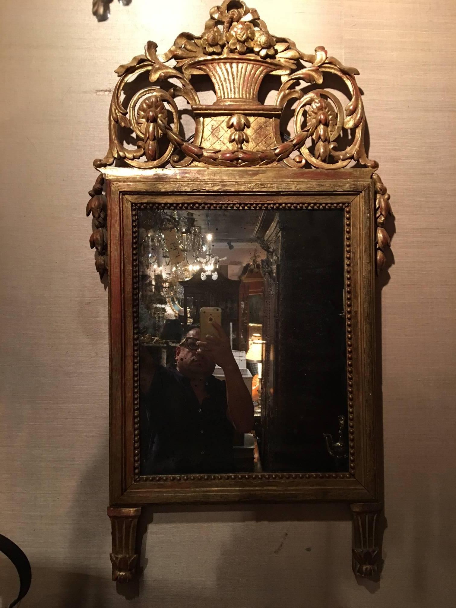 Miroir italien en bois doré de style Louis XVI, 19e siècle, avec des guirlandes de fleurs en forme de cloche et une plaque de miroir rectangulaire.