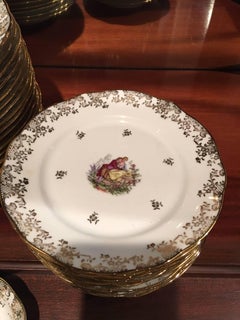 Französisches Veritable Porzellangeschirr mit goldenen Schriftrollen:: Landschaften und Menschen