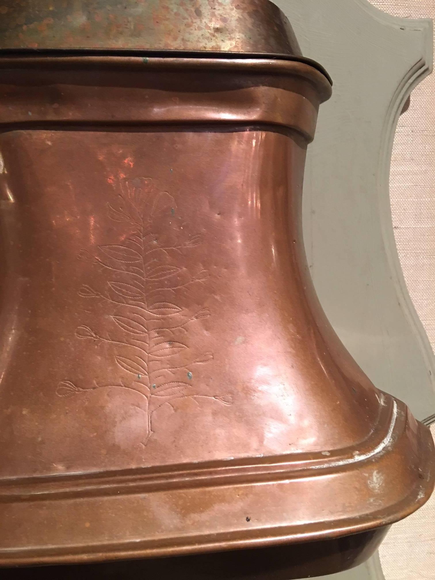 Lavabo francés de cobre con detalles de latón sobre tabla posterior, S. XVIII en Bueno estado para la venta en Savannah, GA