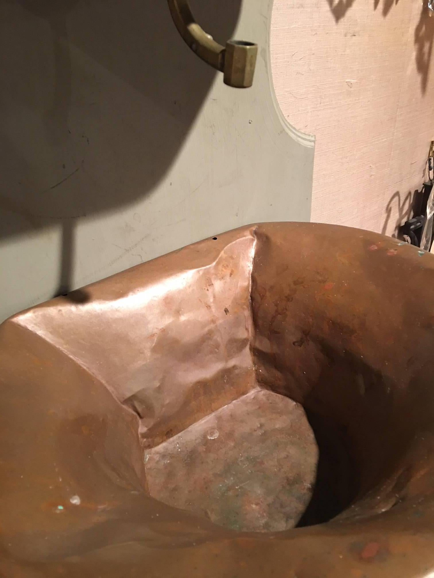 Lavabo francés de cobre con detalles de latón sobre tabla posterior, S. XVIII Cobre en venta