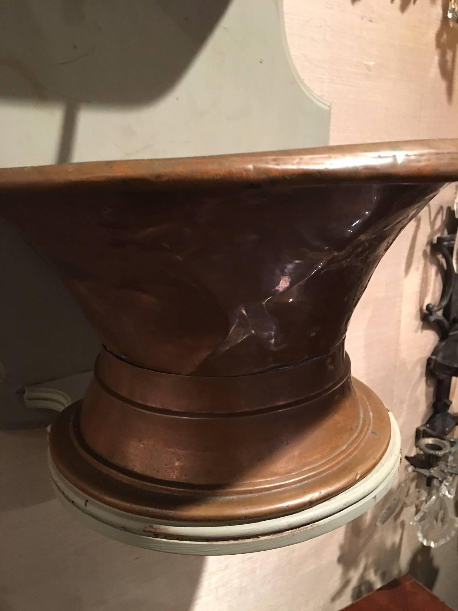 Lavabo francés de cobre con detalles de latón sobre tabla posterior, S. XVIII en venta 1