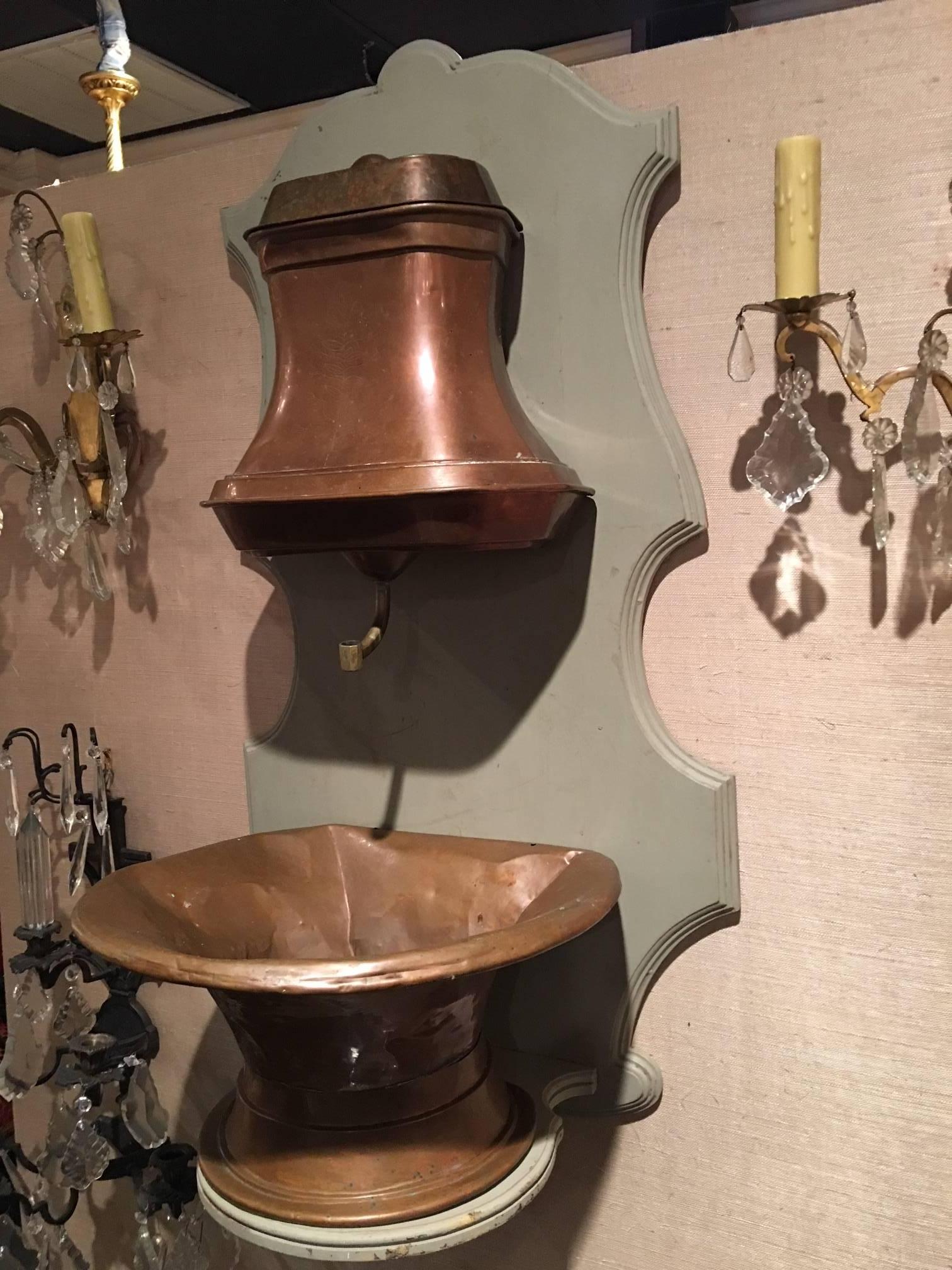 Lavabo francés de cobre con detalles de latón sobre tabla posterior, S. XVIII en venta 2