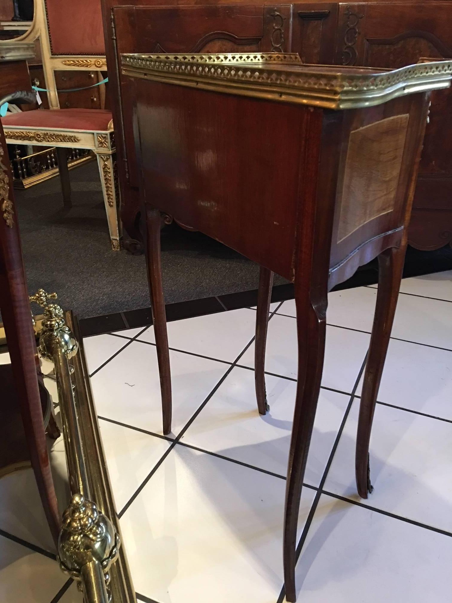 French Louis XV Style Inlaid Mahogany and Burl Wood Side Table, Late 19th Century